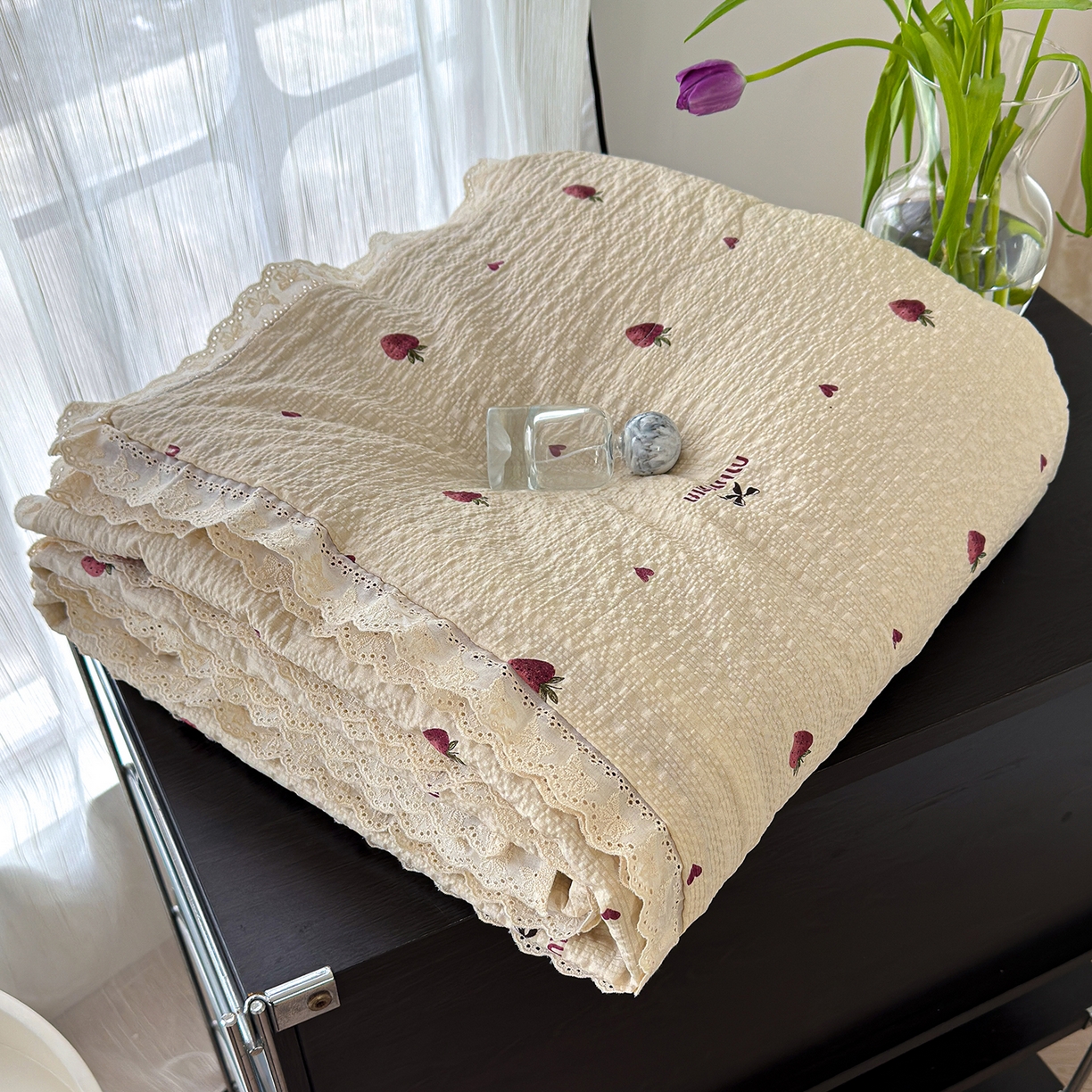 91家纺网 家纺一手货源 找家纺 竹合家纺 2026新品泡芙纱夏被四件套全棉镂空花边泡泡皱皱纱夏凉被 草莓派