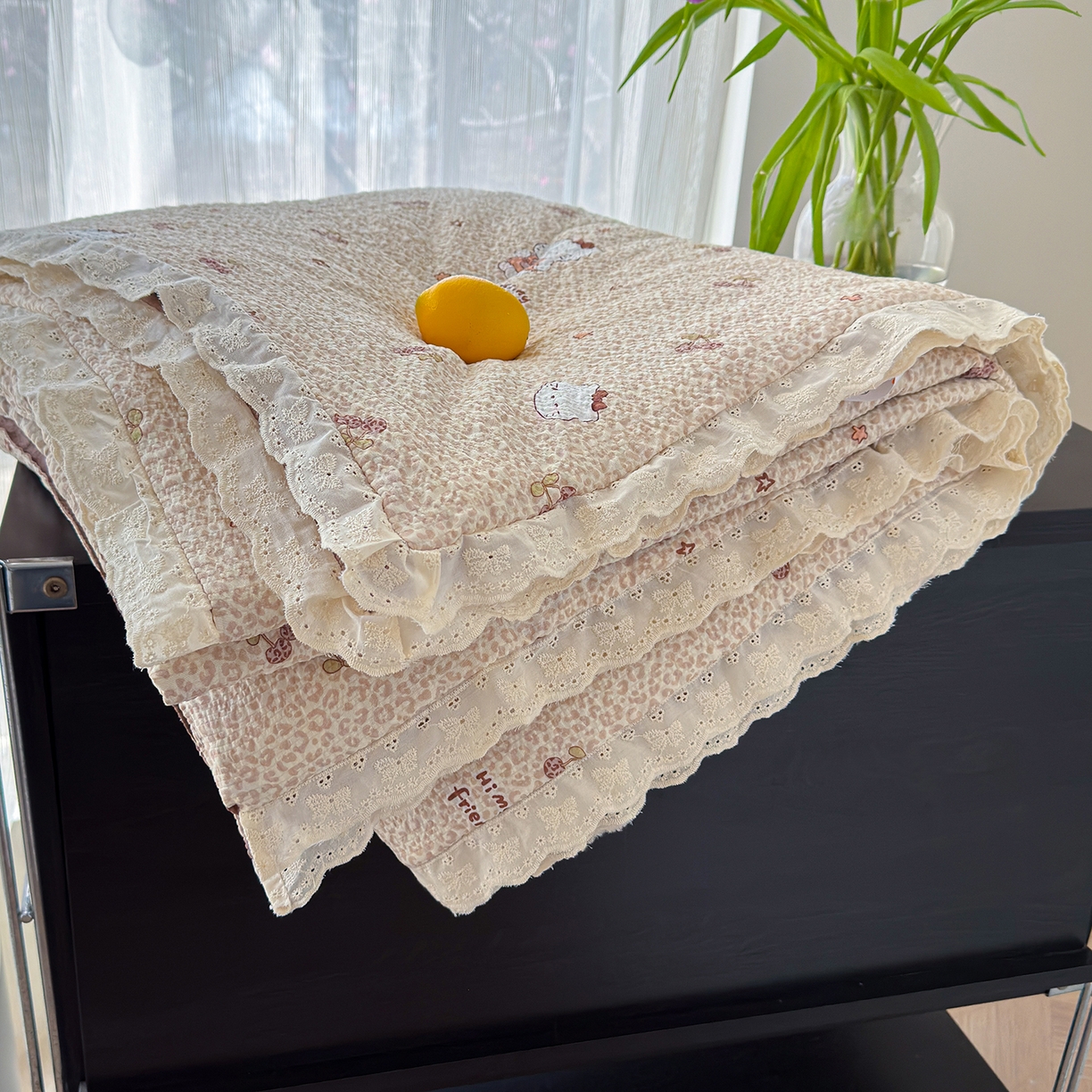 91家纺网 家纺一手货源 找家纺 竹合家纺 2026新品泡芙纱夏被四件套全棉镂空花边泡泡皱皱纱夏凉被 豹纹喵