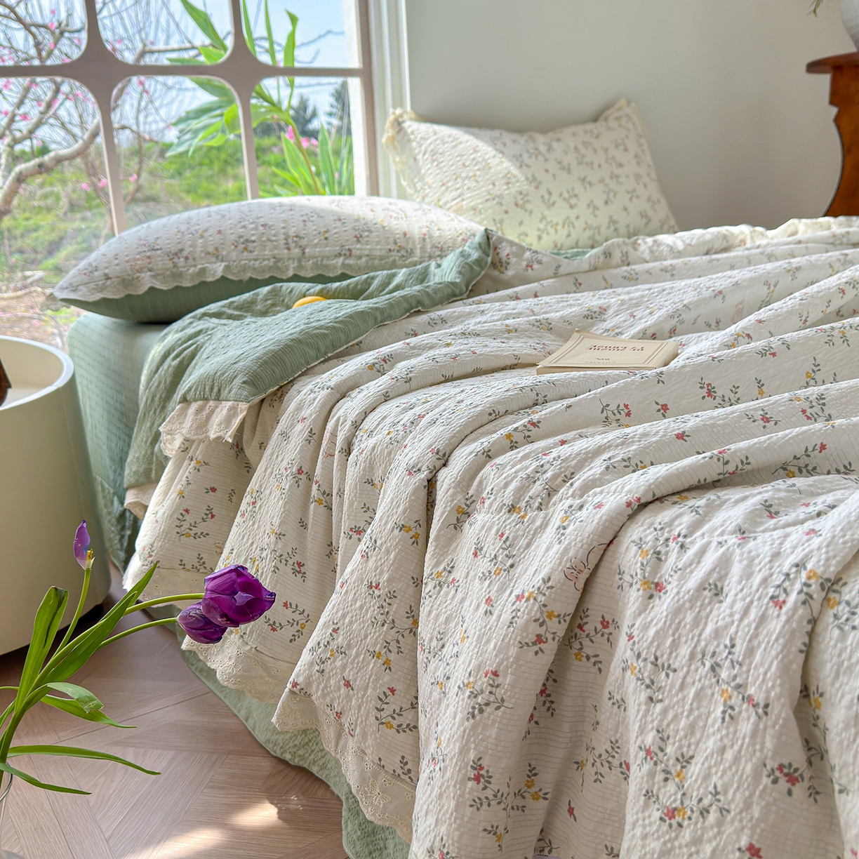 91家纺网 家纺一手货源 找家纺 竹合家纺 2026新品泡芙纱夏被四件套全棉镂空花边泡泡皱皱纱夏凉被 花园派对