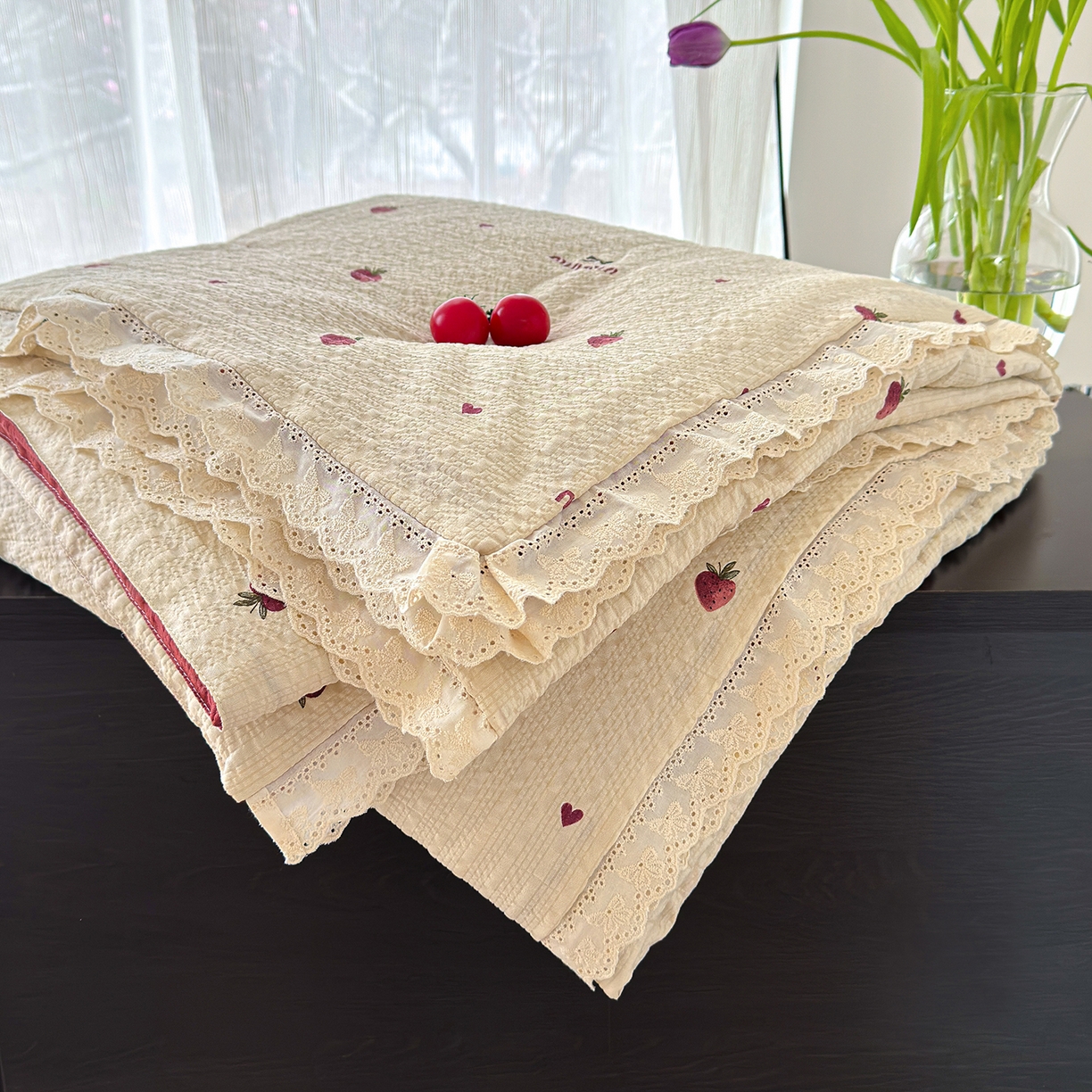 91家纺网 家纺一手货源 找家纺 竹合家纺 2026新品泡芙纱夏被四件套全棉镂空花边泡泡皱皱纱夏凉被 草莓派