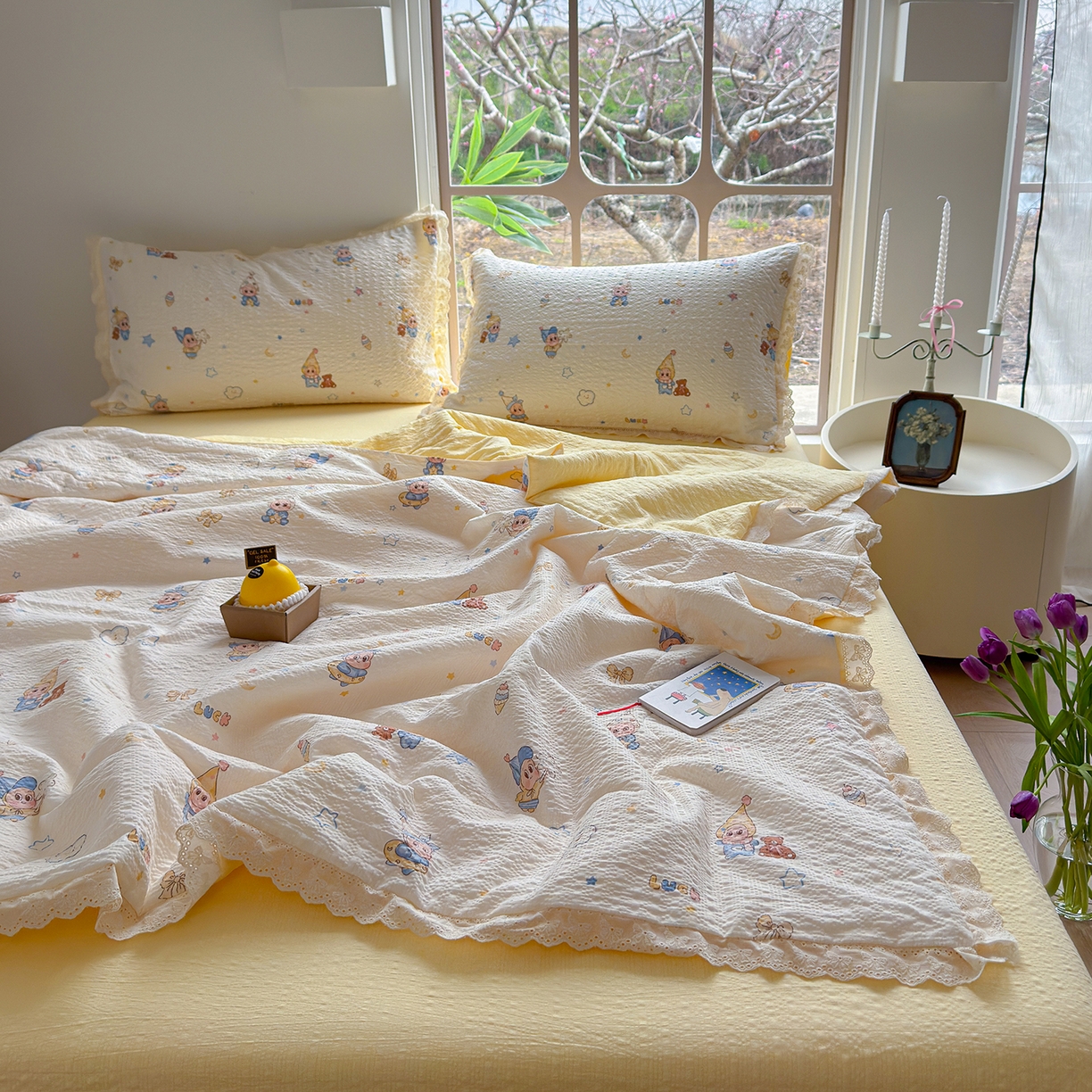 91家纺网 家纺一手货源 找家纺 竹合家纺 2026新品泡芙纱夏被四件套全棉镂空花边泡泡皱皱纱夏凉被 快乐星仔