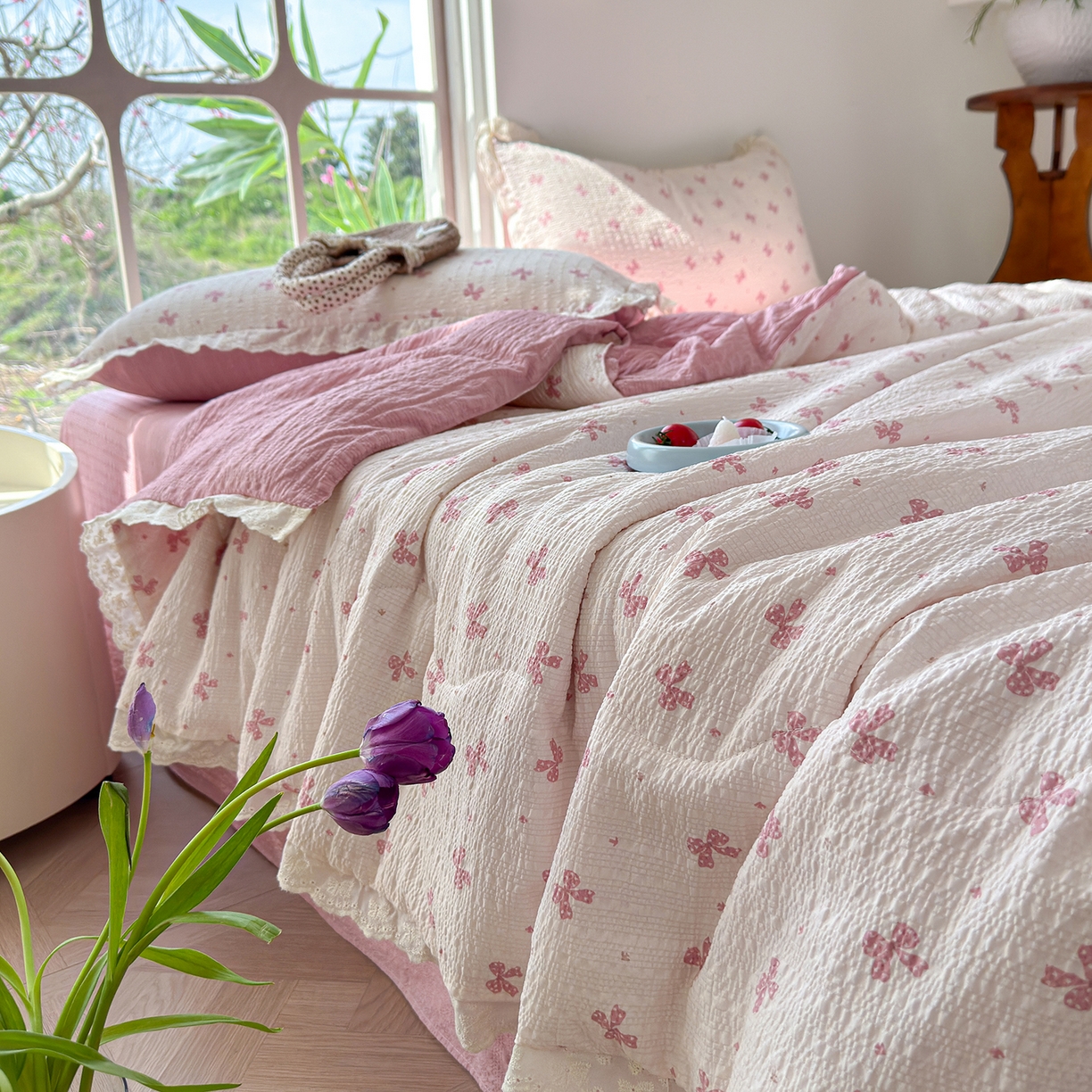 91家纺网 家纺一手货源 找家纺 竹合家纺 2026新品泡芙纱夏被四件套全棉镂空花边泡泡皱皱纱夏凉被 甜心蝶结