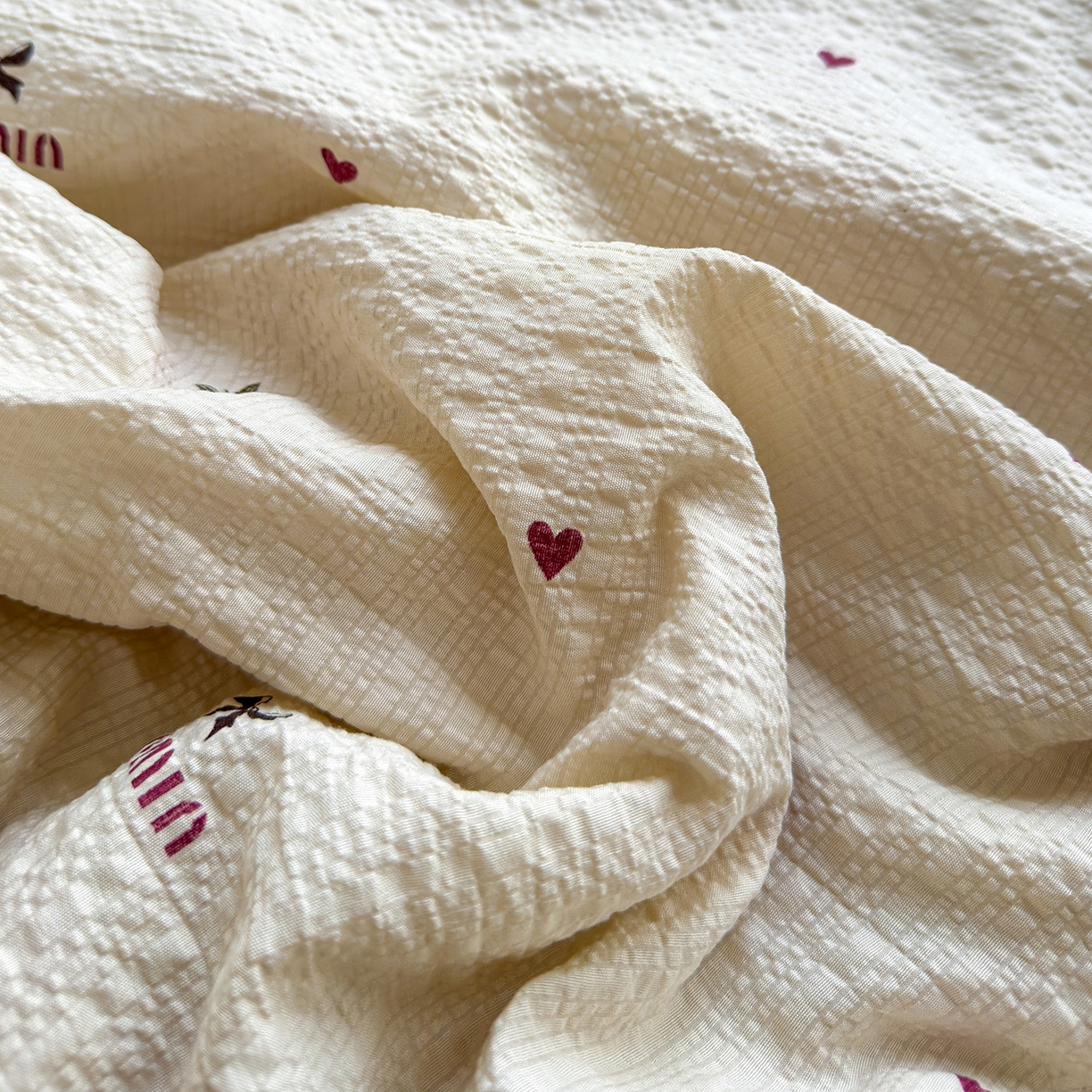 91家纺网 家纺一手货源 找家纺 竹合家纺 2026新品泡芙纱夏被四件套全棉镂空花边泡泡皱皱纱夏凉被 草莓派