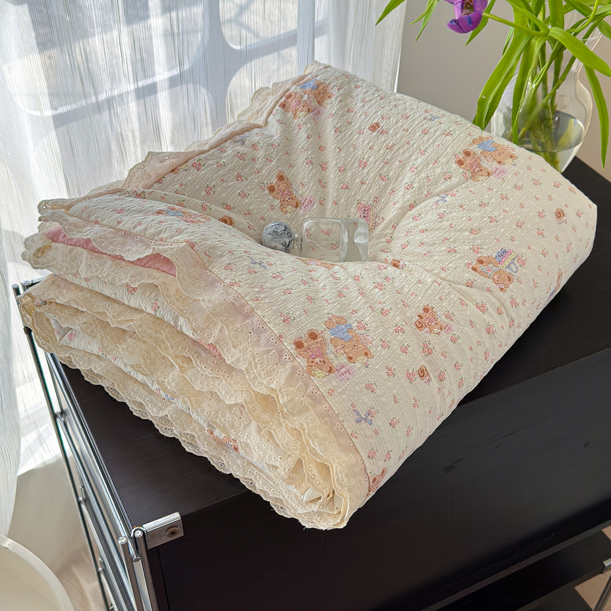 91家纺网 家纺一手货源 找家纺 竹合家纺 2026新品泡芙纱夏被四件套全棉镂空花边泡泡皱皱纱夏凉被 熊熊乐园