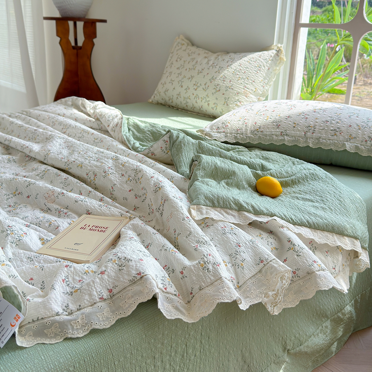 91家纺网 家纺一手货源 找家纺 竹合家纺 2026新品泡芙纱夏被四件套全棉镂空花边泡泡皱皱纱夏凉被 花园派对