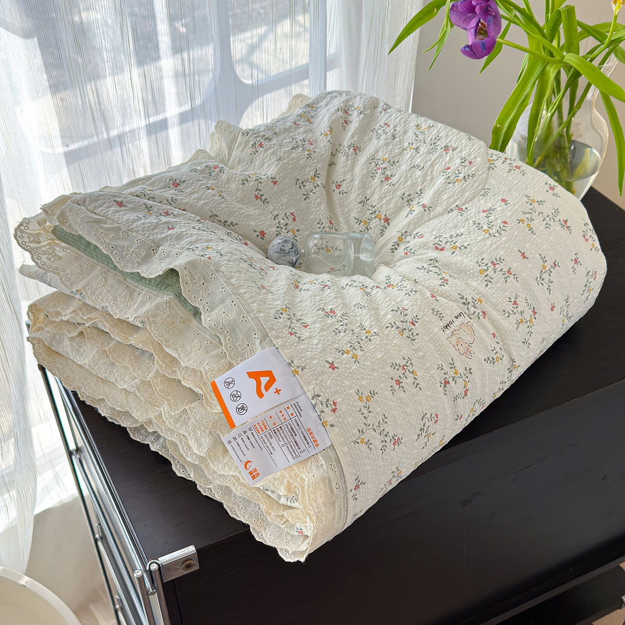 91家纺网 家纺一手货源 找家纺 竹合家纺 2026新品泡芙纱夏被四件套全棉镂空花边泡泡皱皱纱夏凉被 花园派对