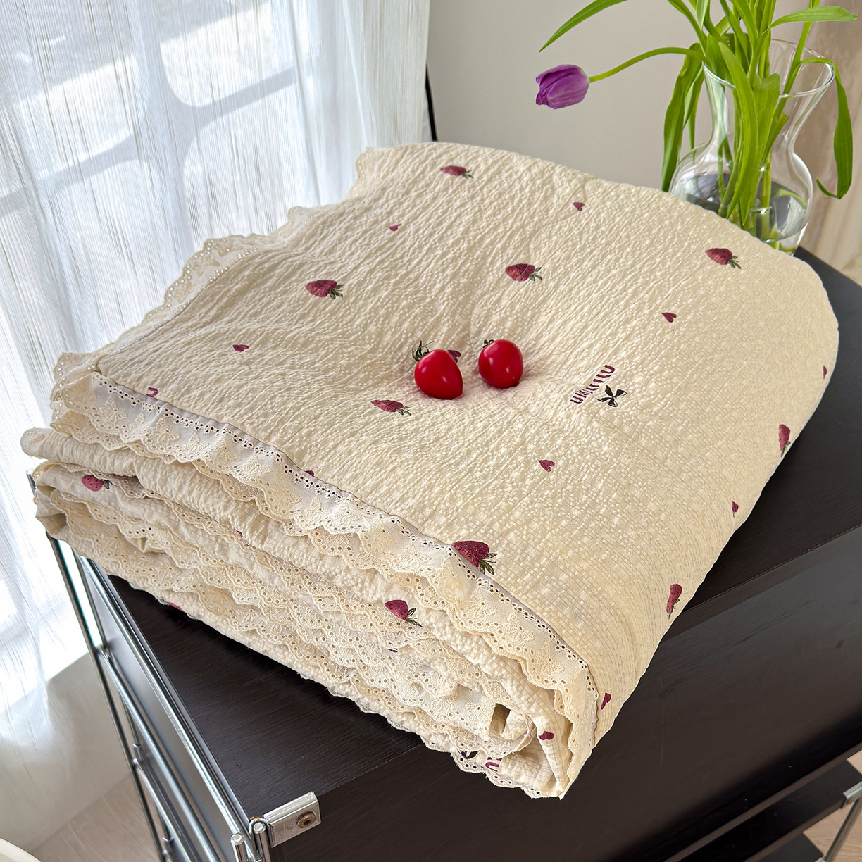 91家纺网 家纺一手货源 找家纺 竹合家纺 2026新品泡芙纱夏被四件套全棉镂空花边泡泡皱皱纱夏凉被 草莓派