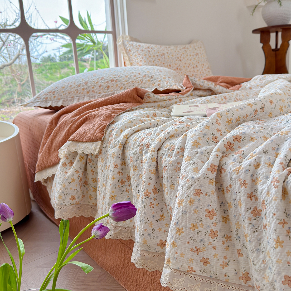 91家纺网 家纺一手货源 找家纺 竹合家纺 2026新品泡芙纱夏被四件套全棉镂空花边泡泡皱皱纱夏凉被 杏花微雨