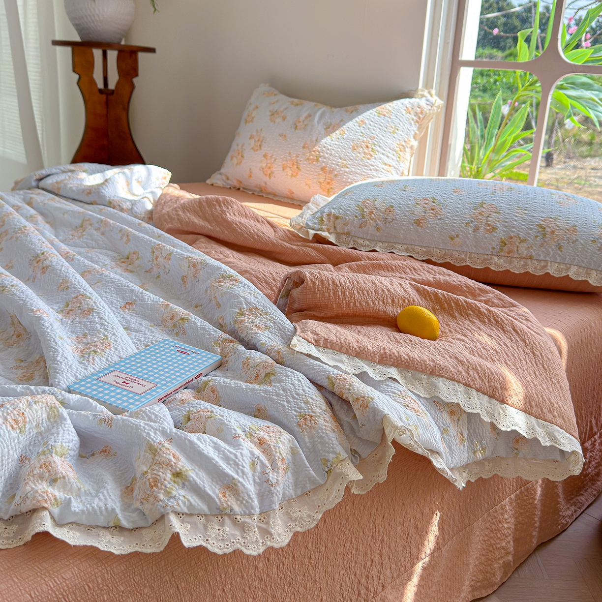 91家纺网 家纺一手货源 找家纺 竹合家纺 2026新品泡芙纱夏被四件套全棉镂空花边泡泡皱皱纱夏凉被 暮春花影