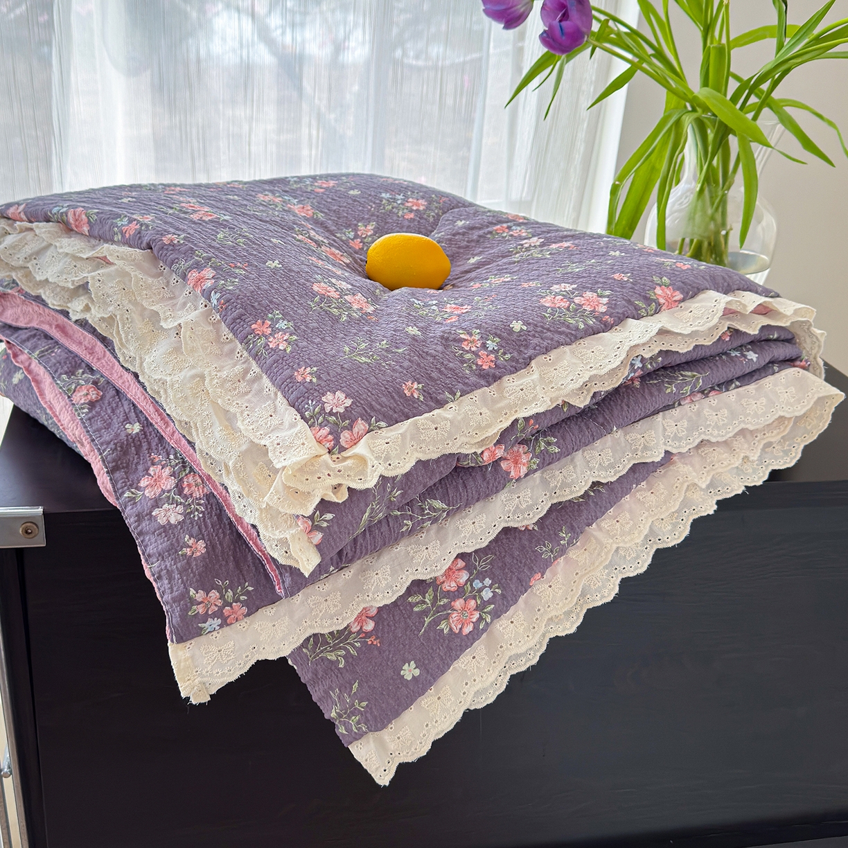 91家纺网 家纺一手货源 找家纺 竹合家纺 2026新品泡芙纱夏被四件套全棉镂空花边泡泡皱皱纱夏凉被 蔷薇梦境