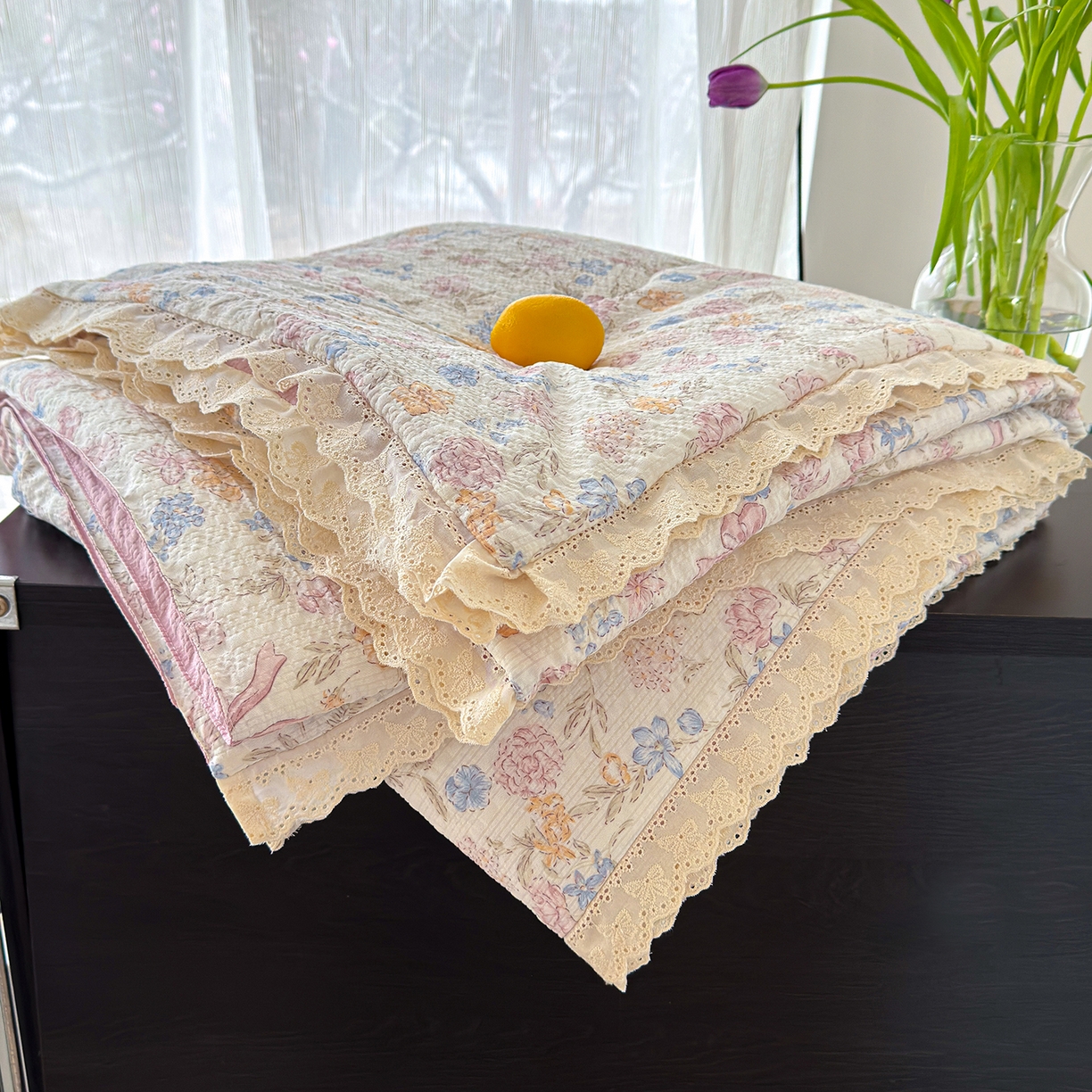 91家纺网 家纺一手货源 找家纺 竹合家纺 2026新品泡芙纱夏被四件套全棉镂空花边泡泡皱皱纱夏凉被 栀子之夏