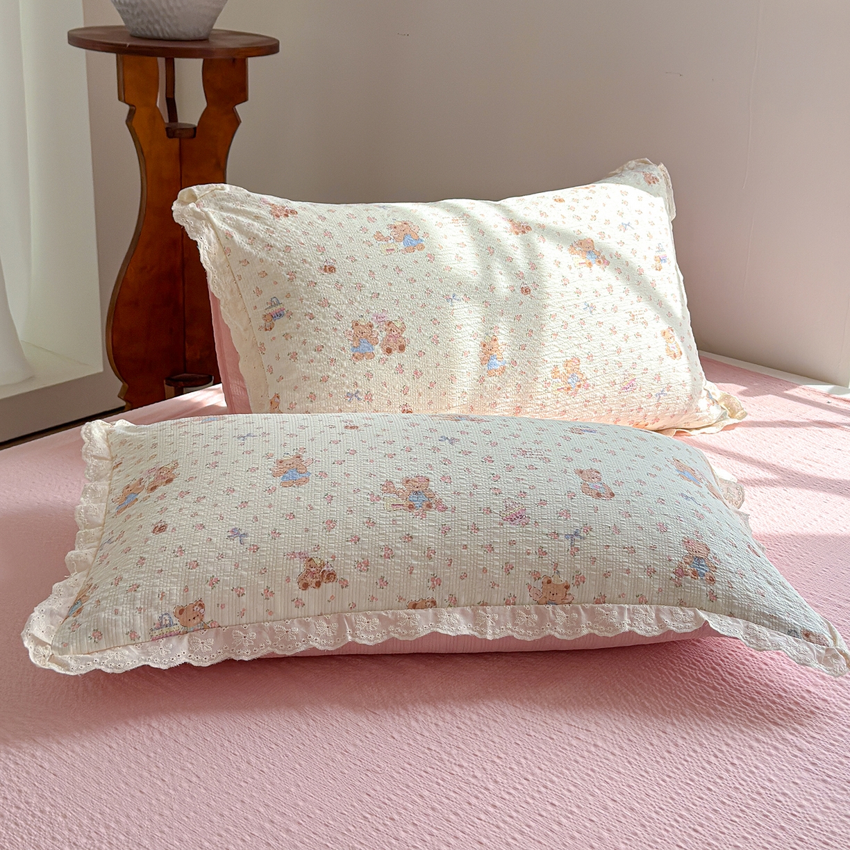 91家纺网 家纺一手货源 找家纺 竹合家纺 2026新品泡芙纱夏被四件套全棉镂空花边泡泡皱皱纱夏凉被 熊熊乐园