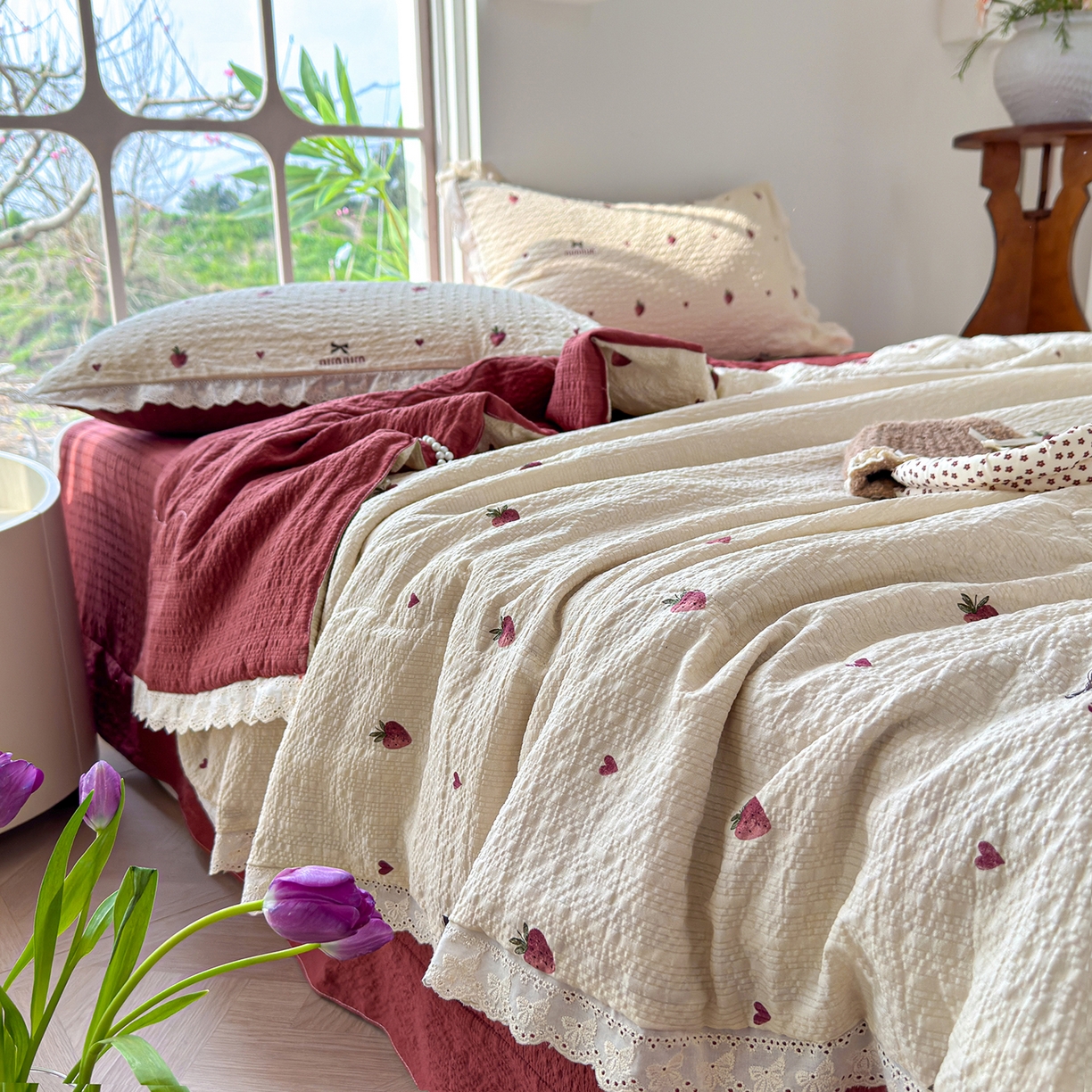 91家纺网 家纺一手货源 找家纺 竹合家纺 2026新品泡芙纱夏被四件套全棉镂空花边泡泡皱皱纱夏凉被 草莓派