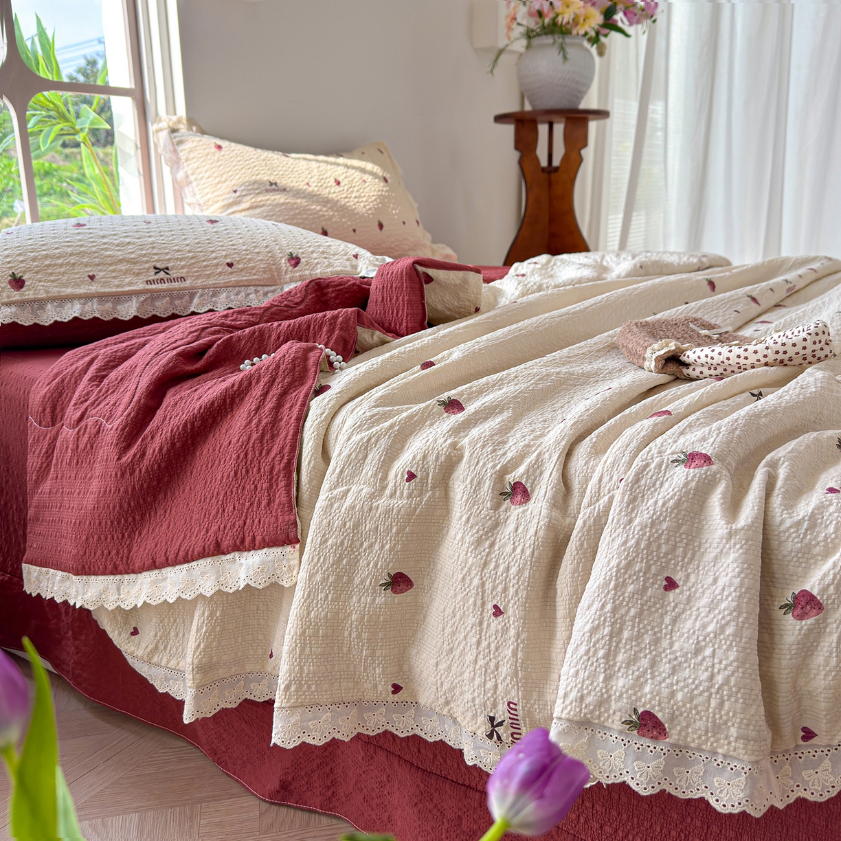 91家纺网 家纺一手货源 找家纺 竹合家纺 2026新品泡芙纱夏被四件套全棉镂空花边泡泡皱皱纱夏凉被 草莓派