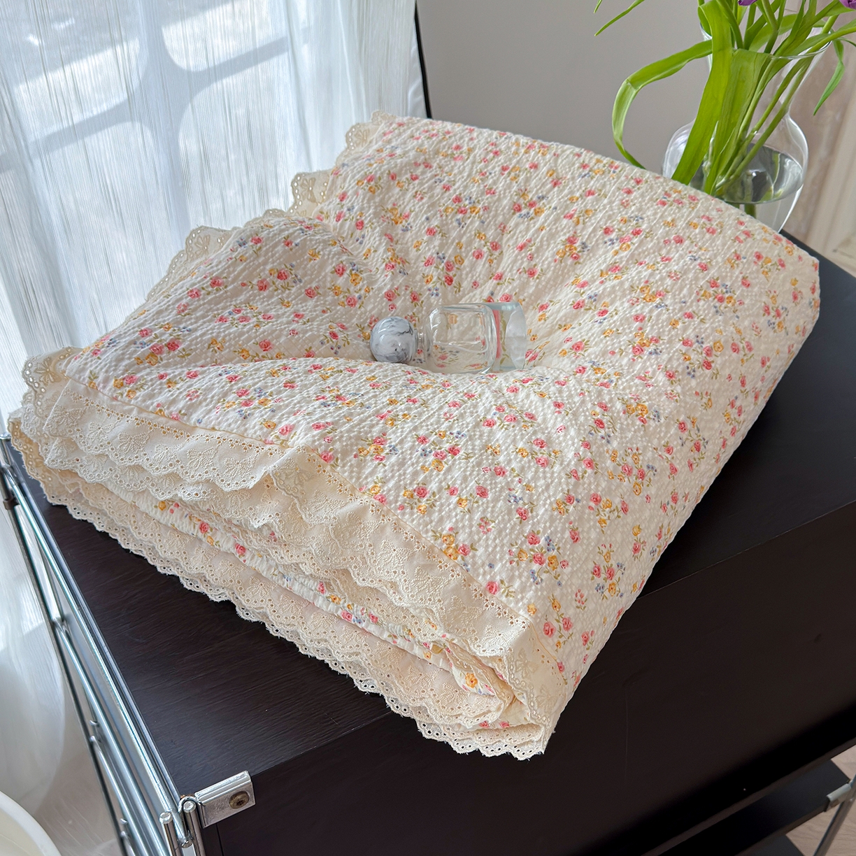 91家纺网 家纺一手货源 找家纺 竹合家纺 2026新品泡芙纱夏被四件套全棉镂空花边泡泡皱皱纱夏凉被 海棠未眠