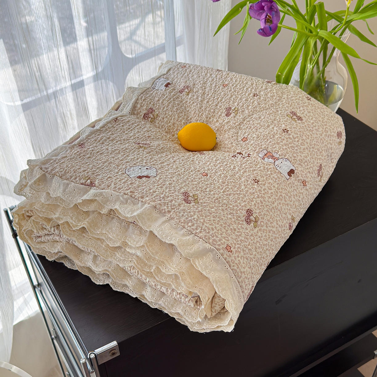 91家纺网 家纺一手货源 找家纺 竹合家纺 2026新品泡芙纱夏被四件套全棉镂空花边泡泡皱皱纱夏凉被 豹纹喵