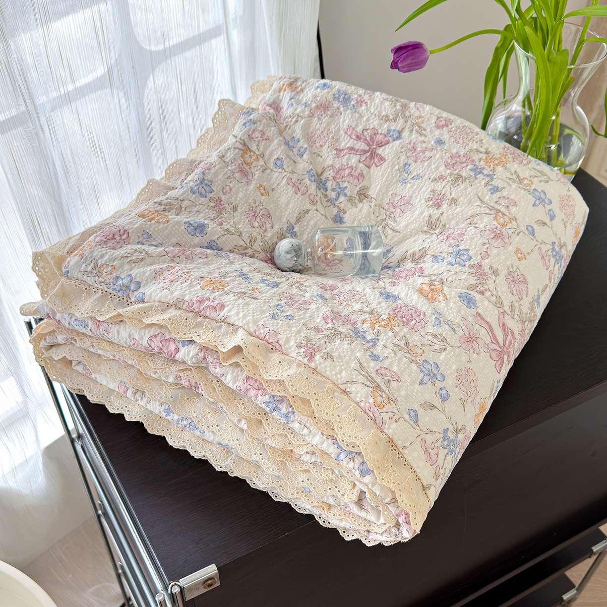 91家纺网 家纺一手货源 找家纺 竹合家纺 2026新品泡芙纱夏被四件套全棉镂空花边泡泡皱皱纱夏凉被 栀子之夏