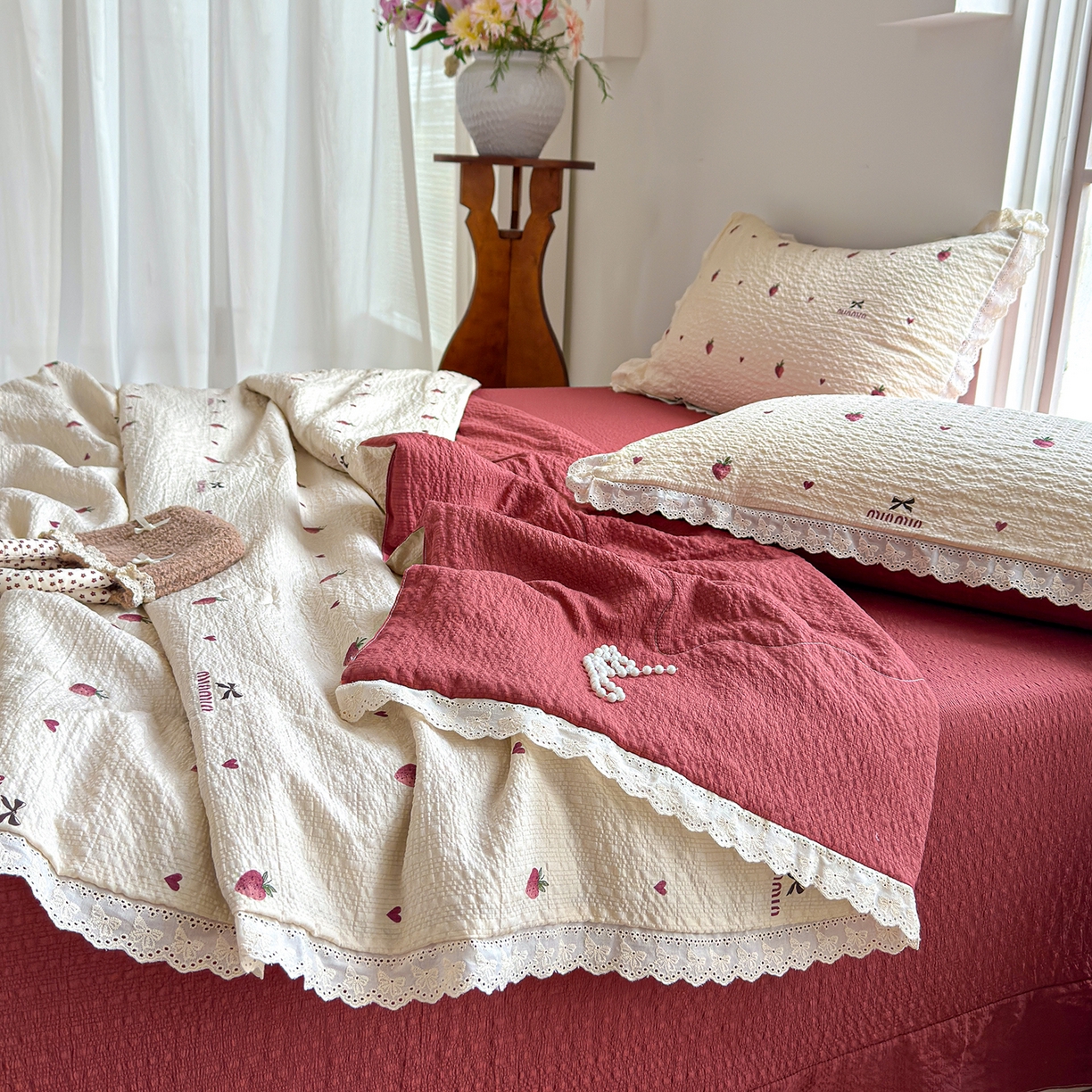 91家纺网 家纺一手货源 找家纺 竹合家纺 2026新品泡芙纱夏被四件套全棉镂空花边泡泡皱皱纱夏凉被 草莓派