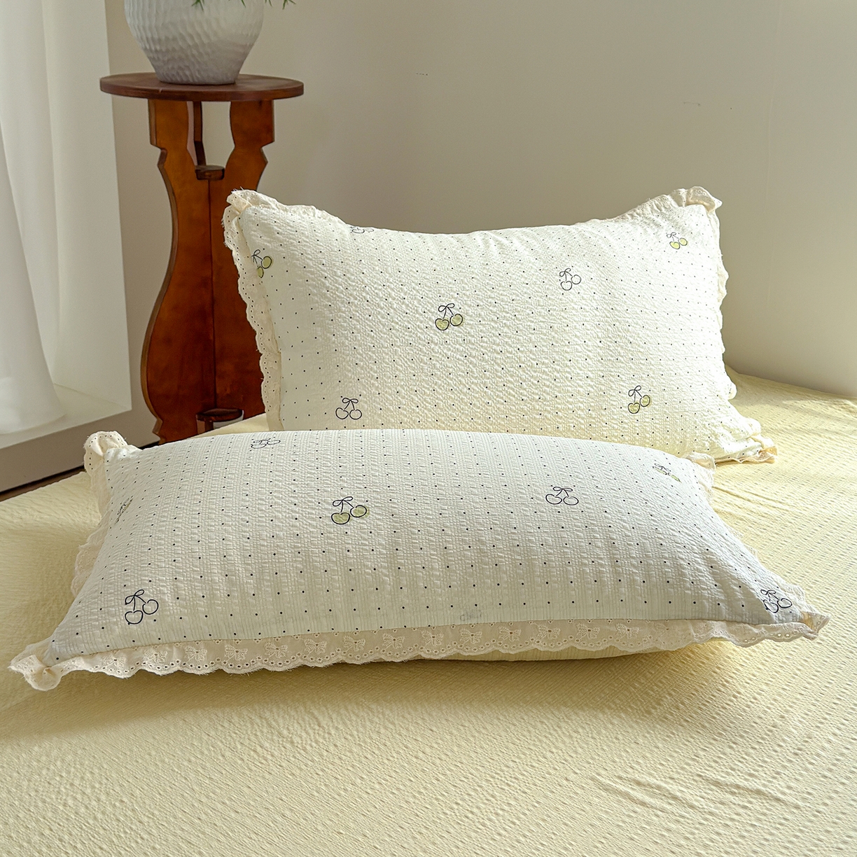 91家纺网 家纺一手货源 找家纺 竹合家纺 2026新品泡芙纱夏被四件套全棉镂空花边泡泡皱皱纱夏凉被 樱桃波波