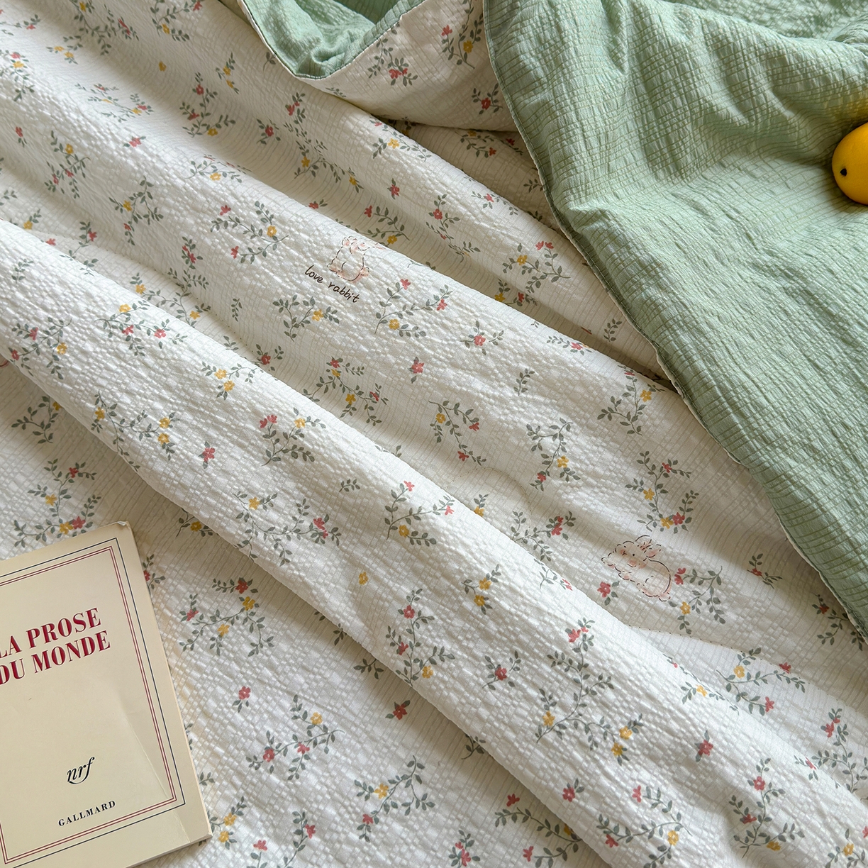 91家纺网 家纺一手货源 找家纺 竹合家纺 2026新品泡芙纱夏被四件套全棉镂空花边泡泡皱皱纱夏凉被 花园派对