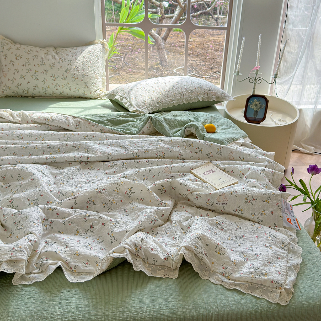 91家纺网 家纺一手货源 找家纺 竹合家纺 2026新品泡芙纱夏被四件套全棉镂空花边泡泡皱皱纱夏凉被 花园派对