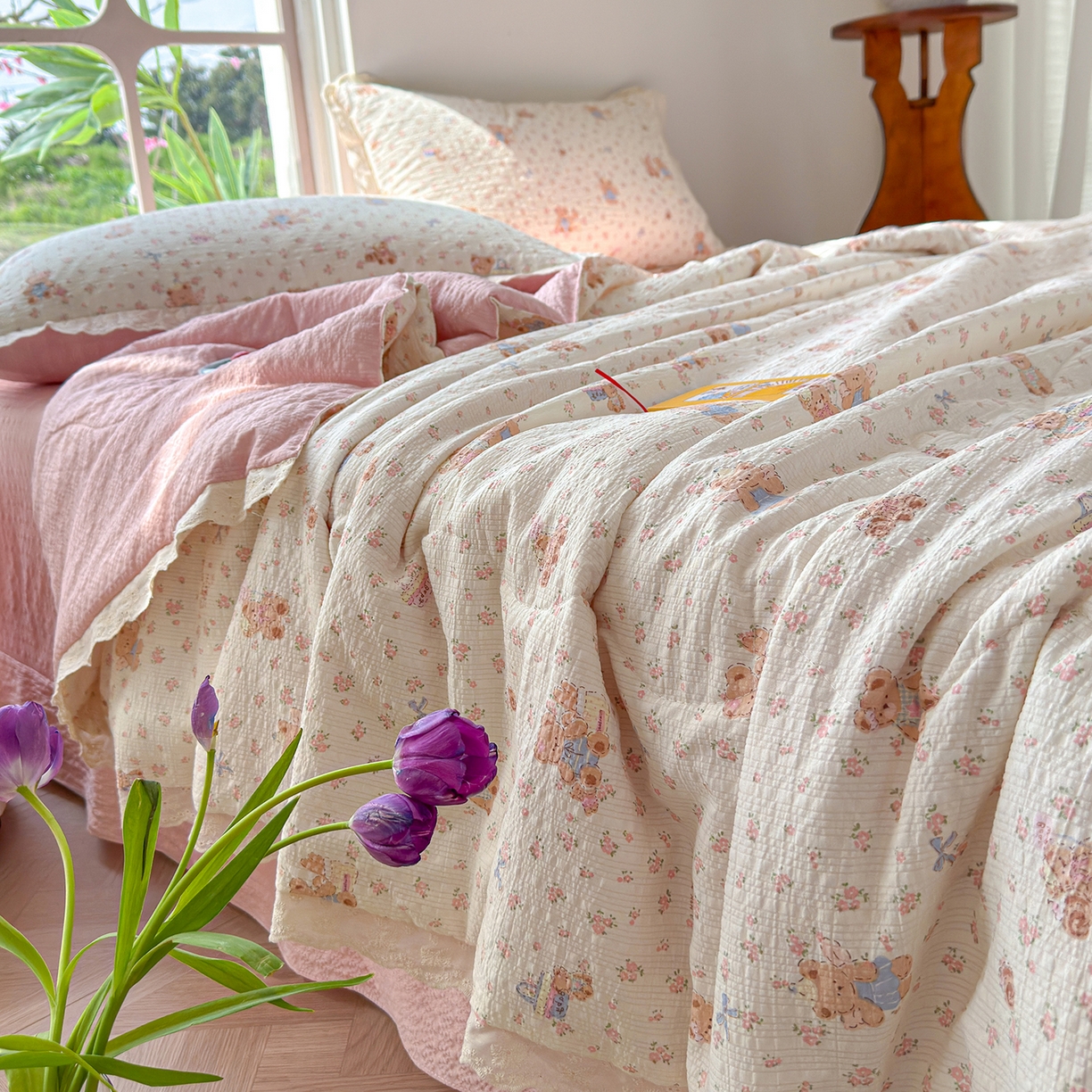 91家纺网 家纺一手货源 找家纺 竹合家纺 2026新品泡芙纱夏被四件套全棉镂空花边泡泡皱皱纱夏凉被 熊熊乐园