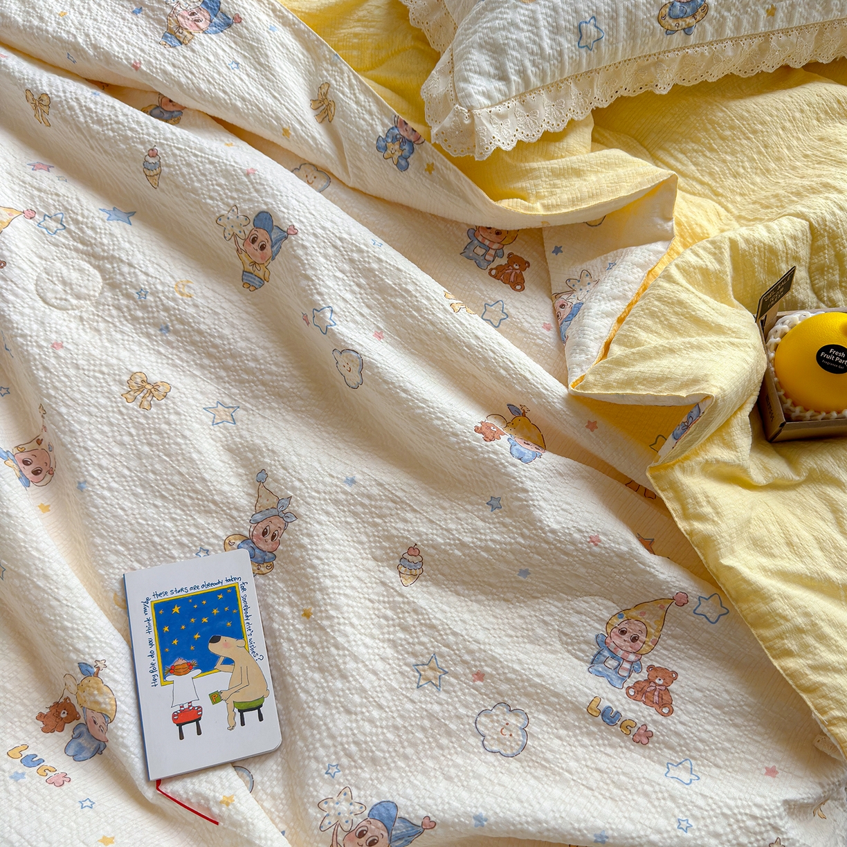 91家纺网 家纺一手货源 找家纺 竹合家纺 2026新品泡芙纱夏被四件套全棉镂空花边泡泡皱皱纱夏凉被 快乐星仔