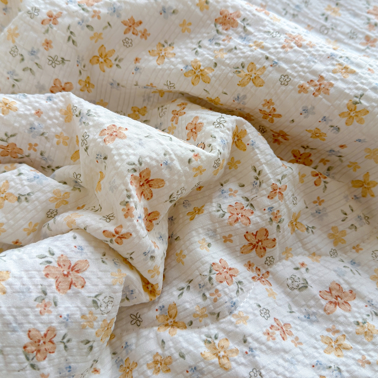 91家纺网 家纺一手货源 找家纺 竹合家纺 2026新品泡芙纱夏被四件套全棉镂空花边泡泡皱皱纱夏凉被 杏花微雨