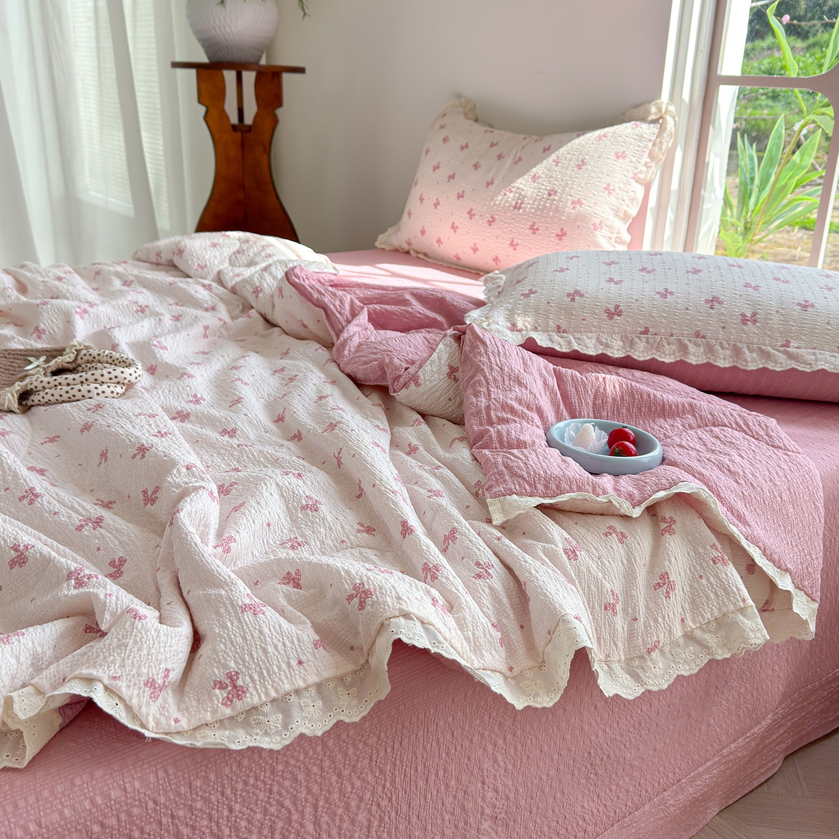 91家纺网 家纺一手货源 找家纺 竹合家纺 2026新品泡芙纱夏被四件套全棉镂空花边泡泡皱皱纱夏凉被 甜心蝶结