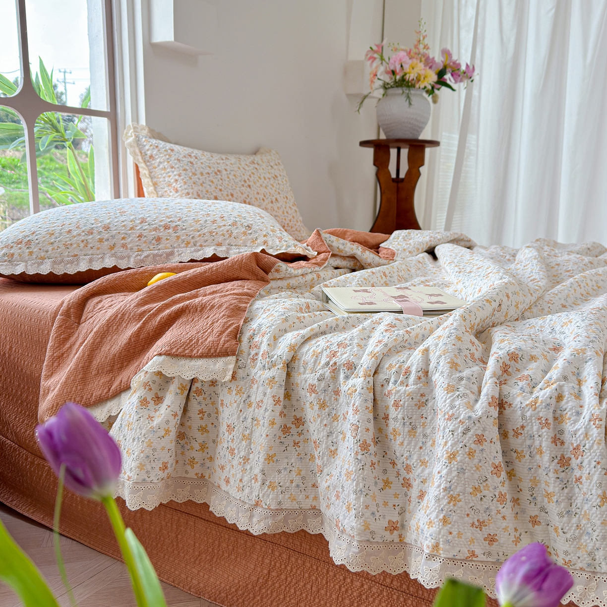 91家纺网 家纺一手货源 找家纺 竹合家纺 2026新品泡芙纱夏被四件套全棉镂空花边泡泡皱皱纱夏凉被 杏花微雨