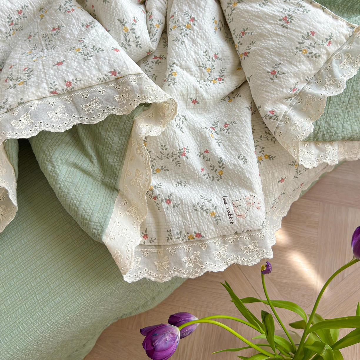 91家纺网 家纺一手货源 找家纺 竹合家纺 2026新品泡芙纱夏被四件套全棉镂空花边泡泡皱皱纱夏凉被 花园派对