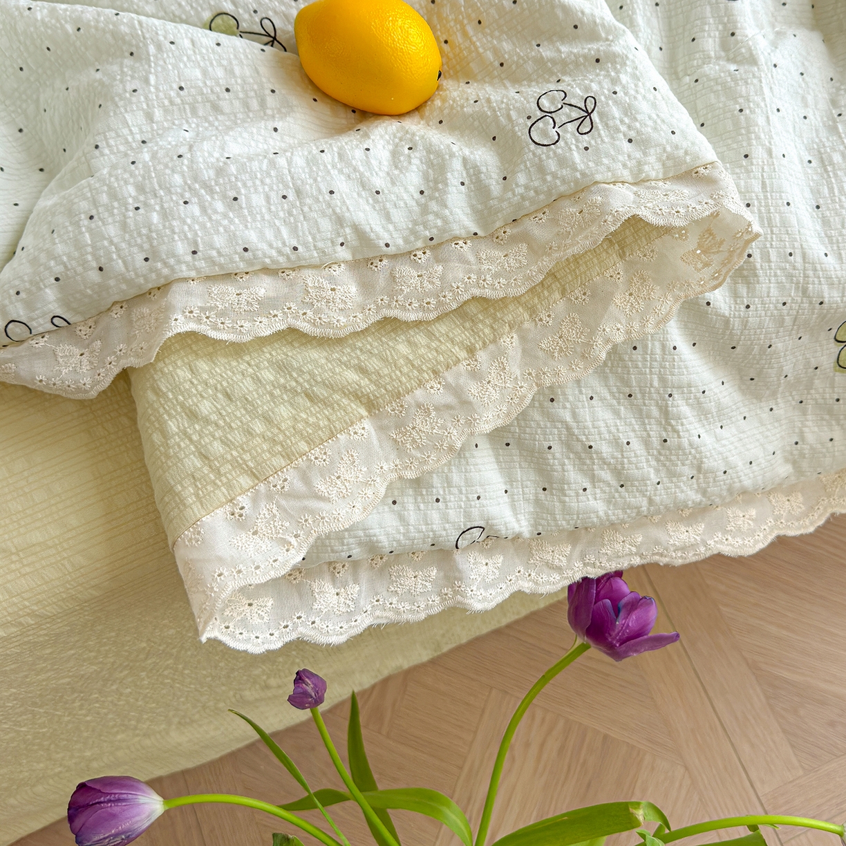 91家纺网 家纺一手货源 找家纺 竹合家纺 2026新品泡芙纱夏被四件套全棉镂空花边泡泡皱皱纱夏凉被 樱桃波波