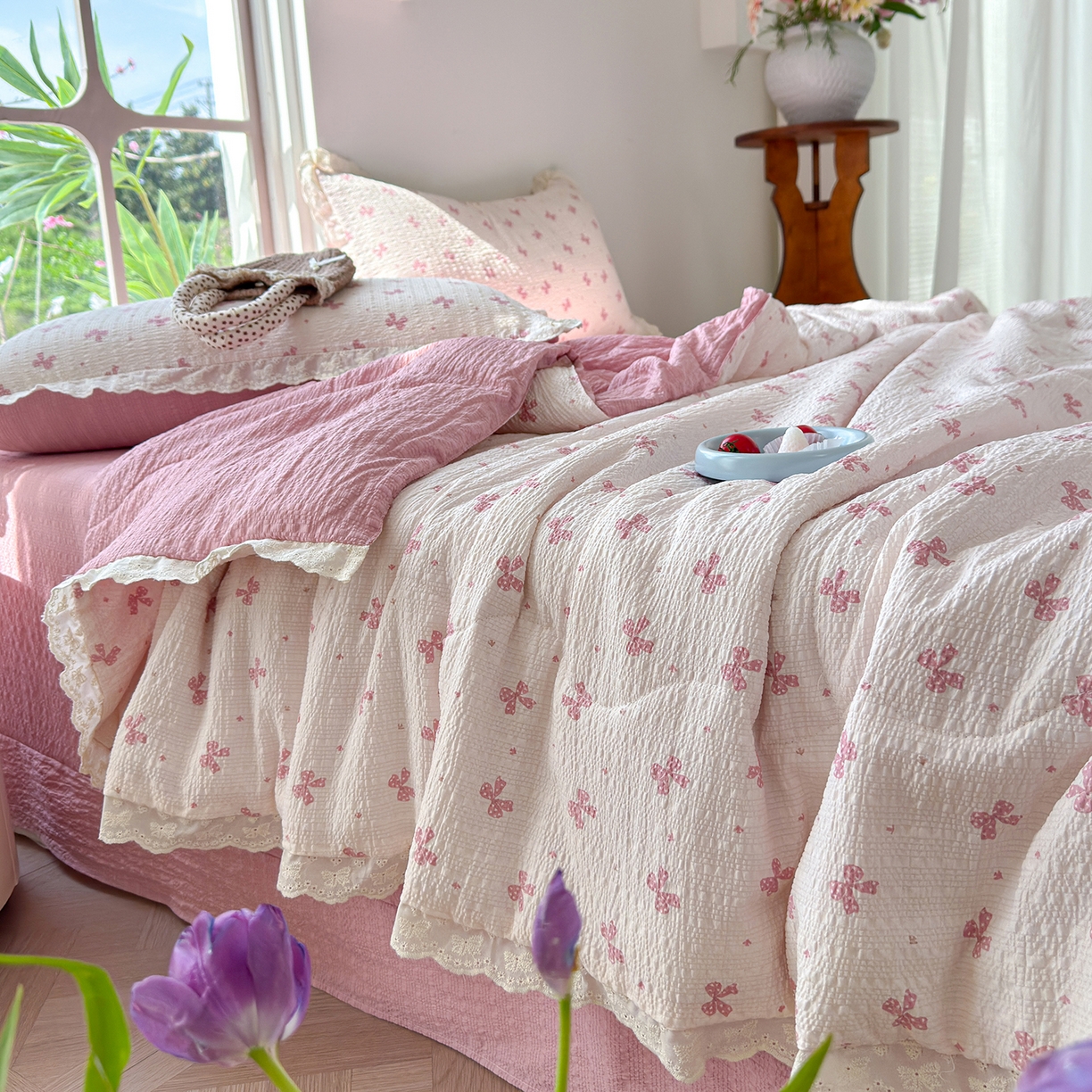 91家纺网 家纺一手货源 找家纺 竹合家纺 2026新品泡芙纱夏被四件套全棉镂空花边泡泡皱皱纱夏凉被 甜心蝶结