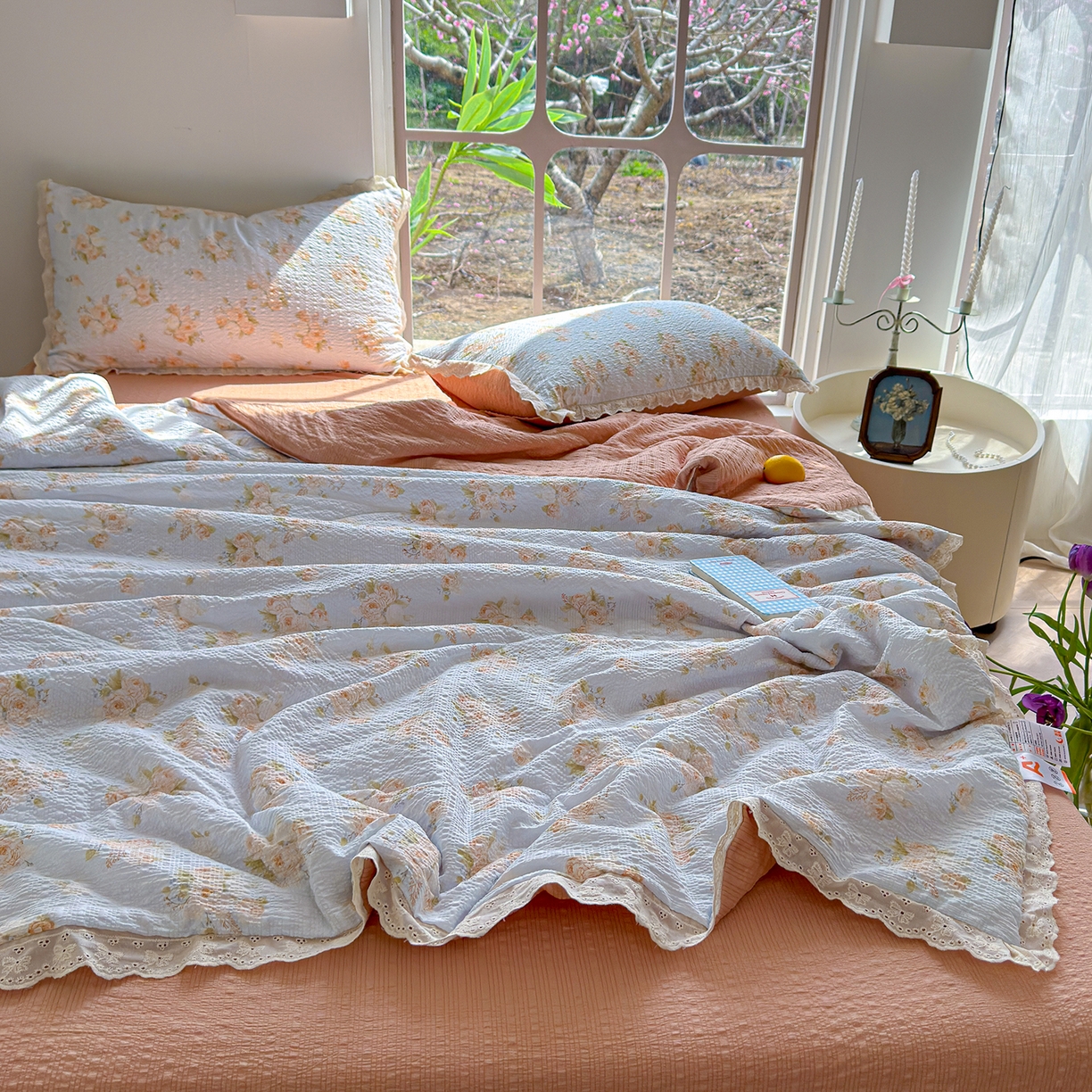 91家纺网 家纺一手货源 找家纺 竹合家纺 2026新品泡芙纱夏被四件套全棉镂空花边泡泡皱皱纱夏凉被 暮春花影