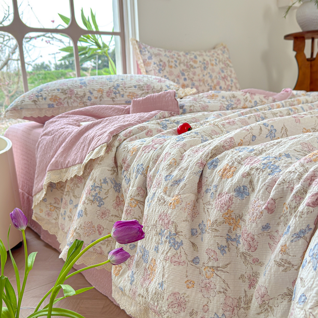 91家纺网 家纺一手货源 找家纺 竹合家纺 2026新品泡芙纱夏被四件套全棉镂空花边泡泡皱皱纱夏凉被 栀子之夏