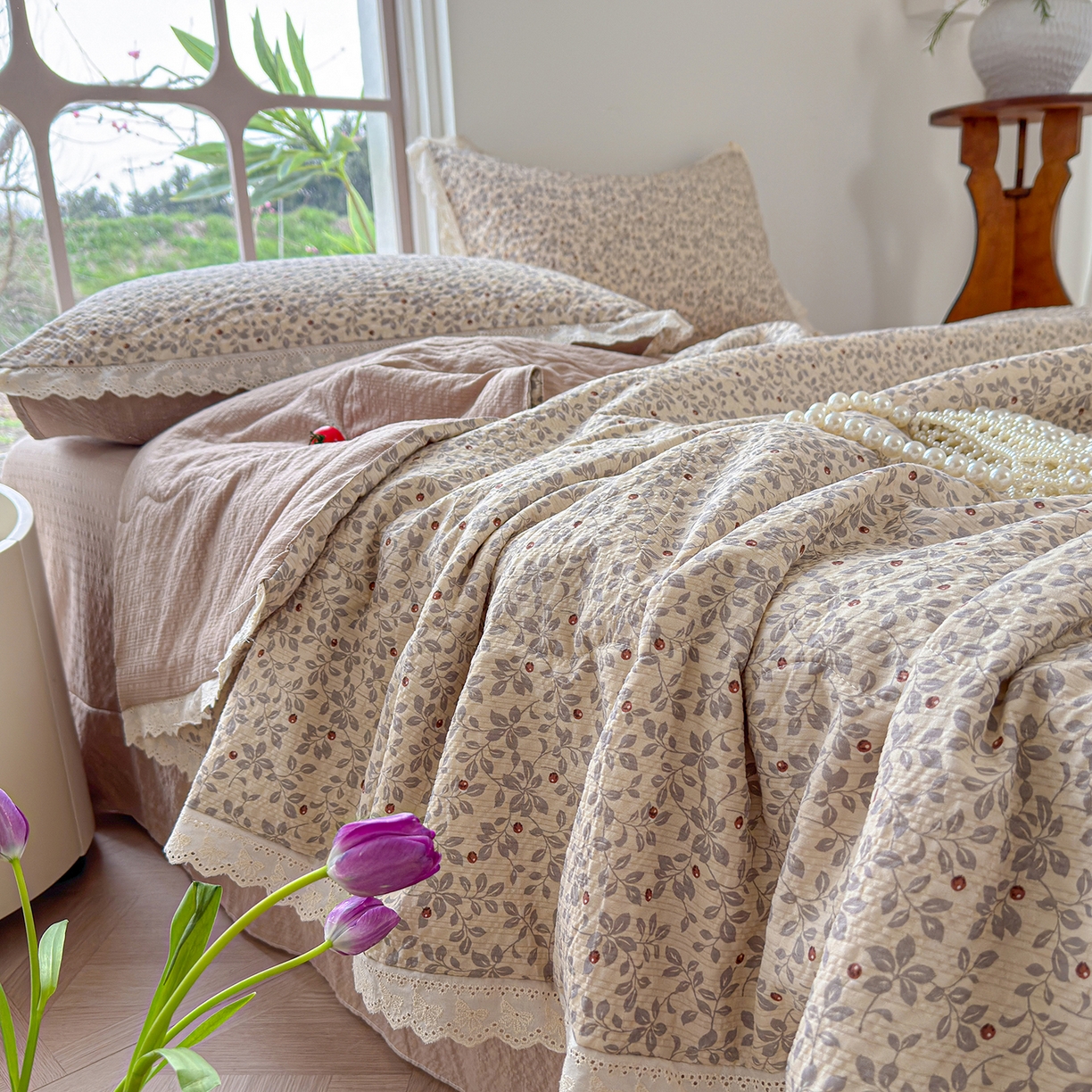 91家纺网 家纺一手货源 找家纺 竹合家纺 2026新品泡芙纱夏被四件套全棉镂空花边泡泡皱皱纱夏凉被 秋实