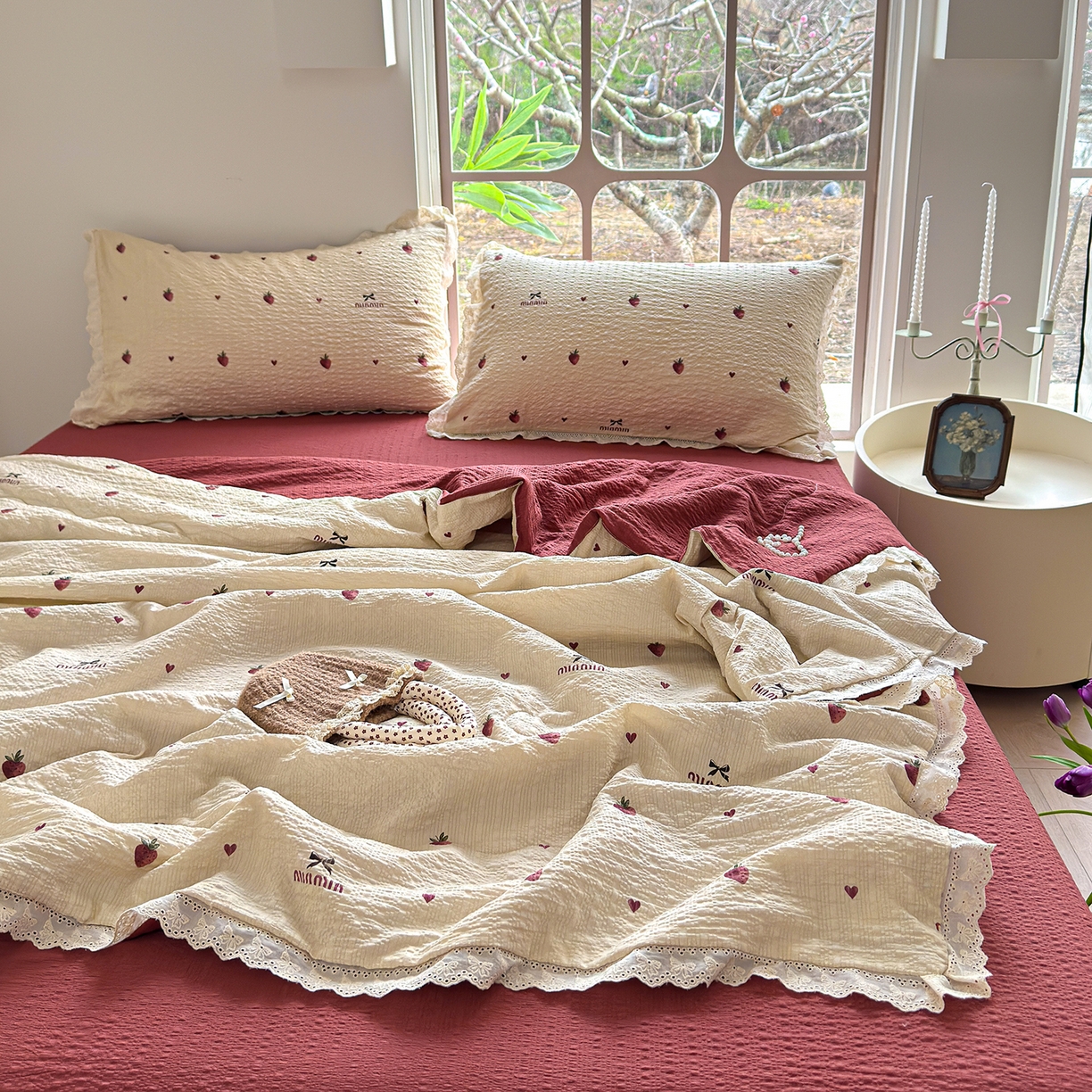 91家纺网 家纺一手货源 找家纺 竹合家纺 2026新品泡芙纱夏被四件套全棉镂空花边泡泡皱皱纱夏凉被 草莓派