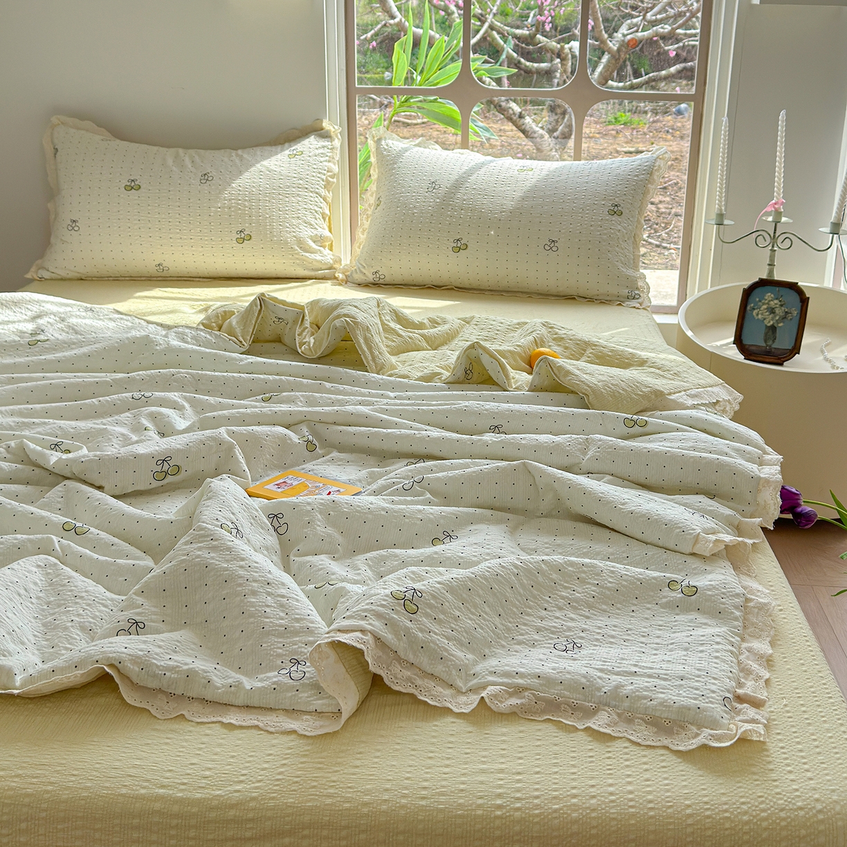 91家纺网 家纺一手货源 找家纺 竹合家纺 2026新品泡芙纱夏被四件套全棉镂空花边泡泡皱皱纱夏凉被 樱桃波波