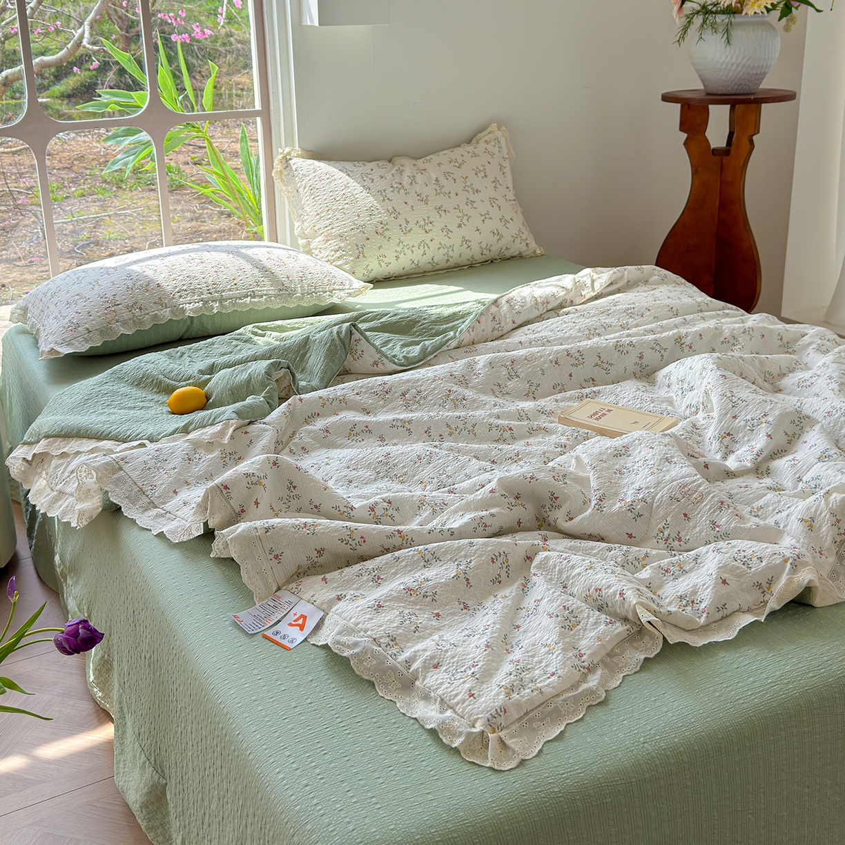 91家纺网 家纺一手货源 找家纺 竹合家纺 2026新品泡芙纱夏被四件套全棉镂空花边泡泡皱皱纱夏凉被 花园派对
