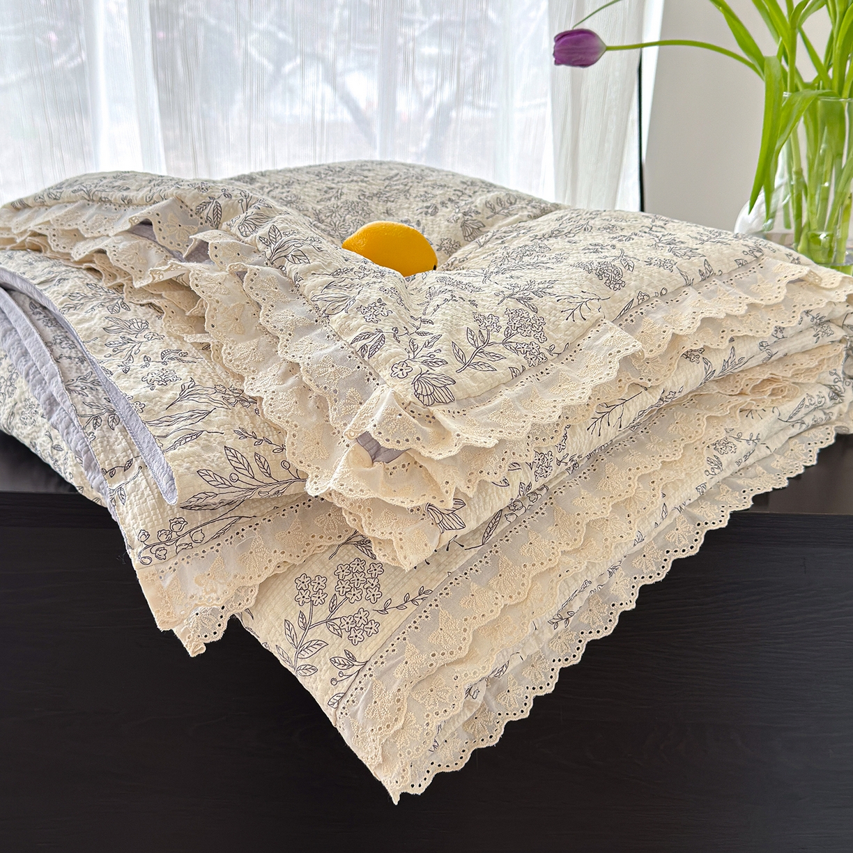 91家纺网 家纺一手货源 找家纺 竹合家纺 2026新品泡芙纱夏被四件套全棉镂空花边泡泡皱皱纱夏凉被 空谷幽兰