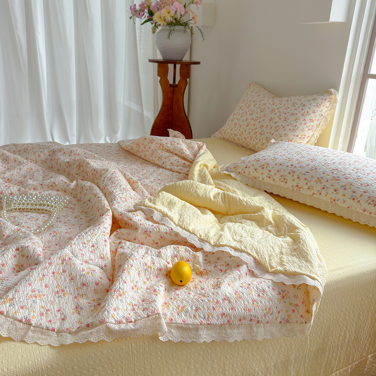 91家纺网 家纺一手货源 找家纺 竹合家纺 2026新品泡芙纱夏被四件套全棉镂空花边泡泡皱皱纱夏凉被 海棠未眠