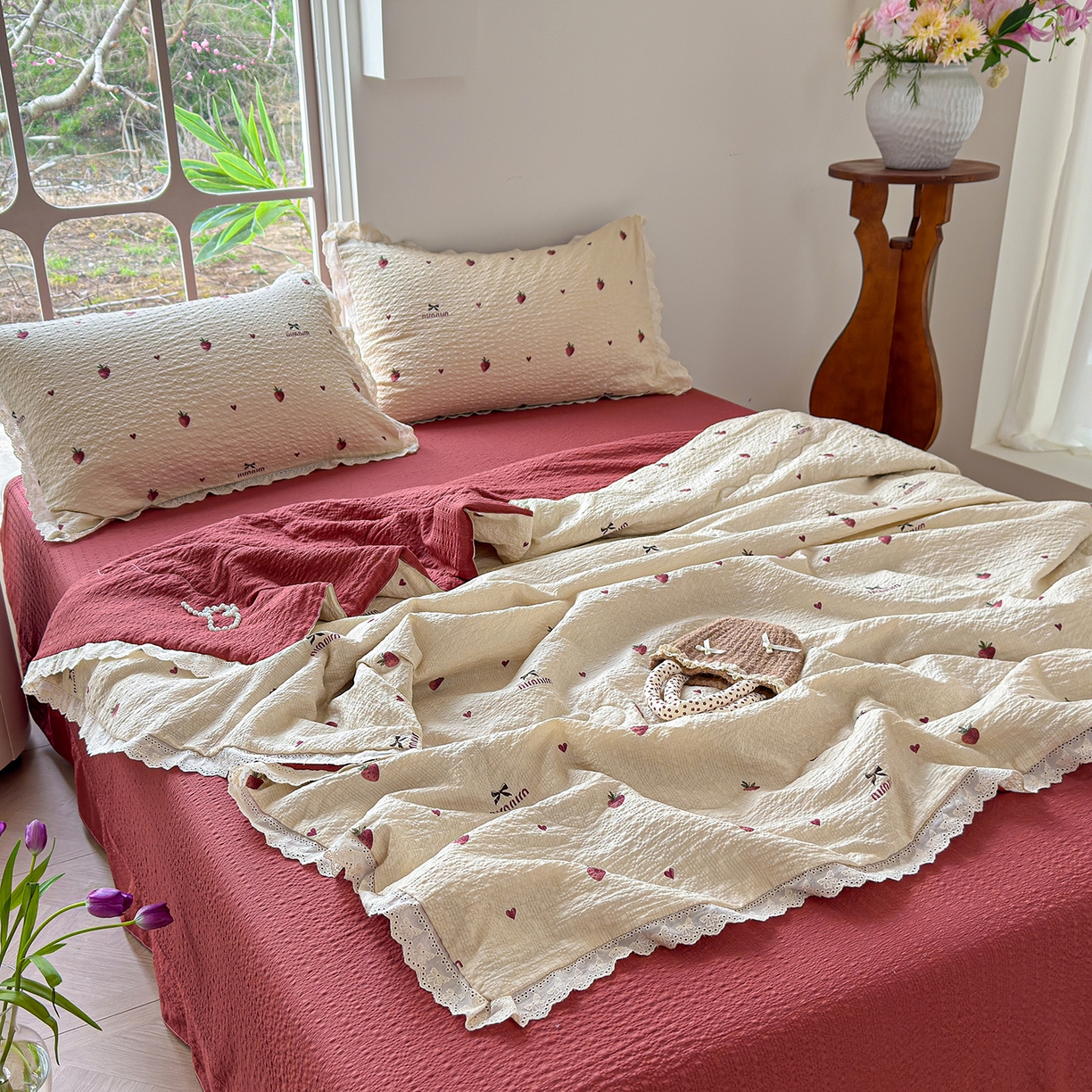 91家纺网 家纺一手货源 找家纺 竹合家纺 2026新品泡芙纱夏被四件套全棉镂空花边泡泡皱皱纱夏凉被 草莓派