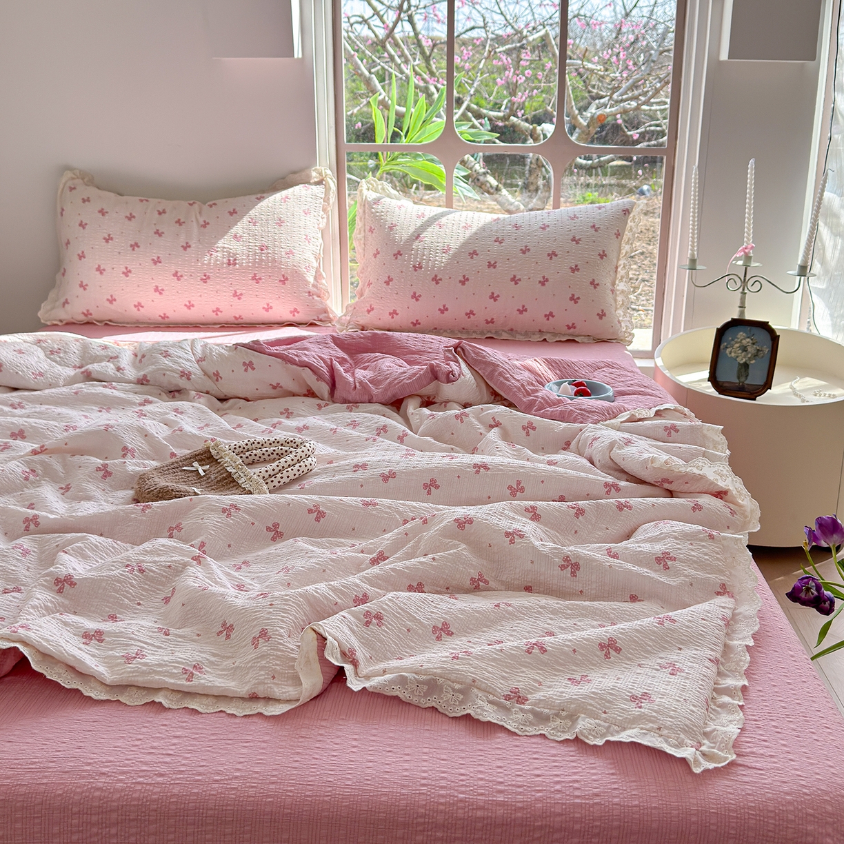 91家纺网 家纺一手货源 找家纺 竹合家纺 2026新品泡芙纱夏被四件套全棉镂空花边泡泡皱皱纱夏凉被 甜心蝶结