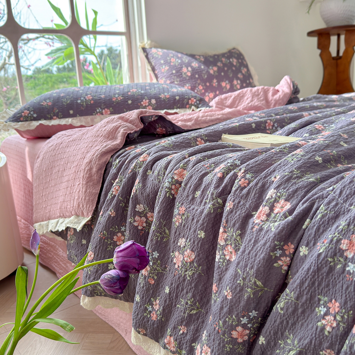 91家纺网 家纺一手货源 找家纺 竹合家纺 2026新品泡芙纱夏被四件套全棉镂空花边泡泡皱皱纱夏凉被 蔷薇梦境