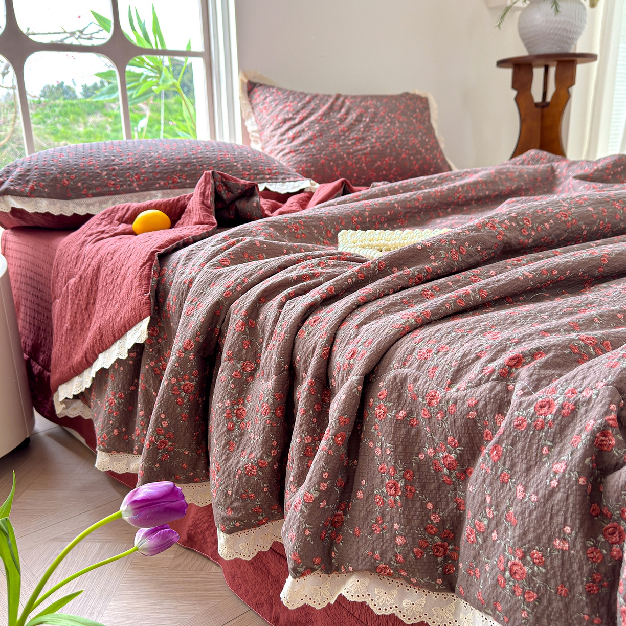 91家纺网 家纺一手货源 找家纺 竹合家纺 2026新品泡芙纱夏被四件套全棉镂空花边泡泡皱皱纱夏凉被 复古繁花