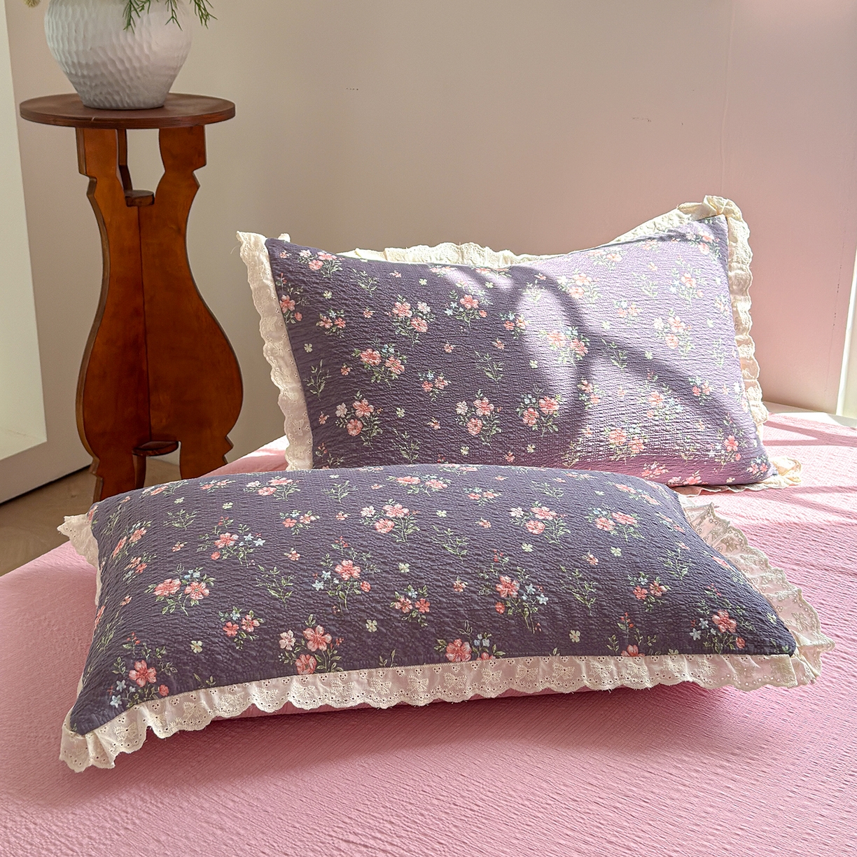 91家纺网 家纺一手货源 找家纺 竹合家纺 2026新品泡芙纱夏被四件套全棉镂空花边泡泡皱皱纱夏凉被 蔷薇梦境