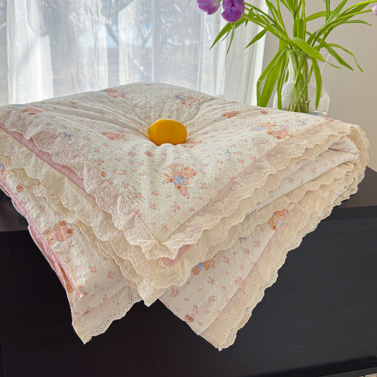 91家纺网 家纺一手货源 找家纺 竹合家纺 2026新品泡芙纱夏被四件套全棉镂空花边泡泡皱皱纱夏凉被 熊熊乐园