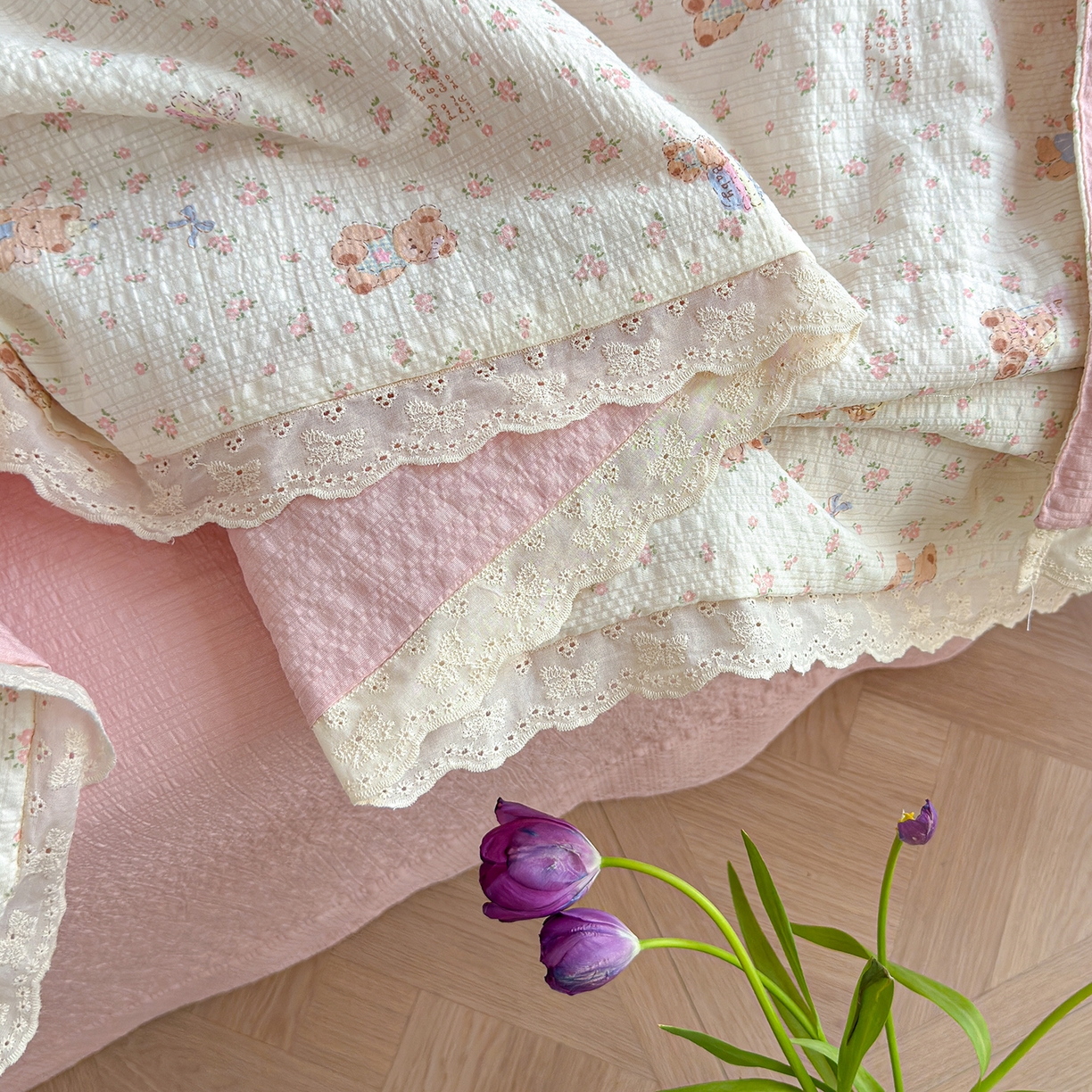 91家纺网 家纺一手货源 找家纺 竹合家纺 2026新品泡芙纱夏被四件套全棉镂空花边泡泡皱皱纱夏凉被 熊熊乐园