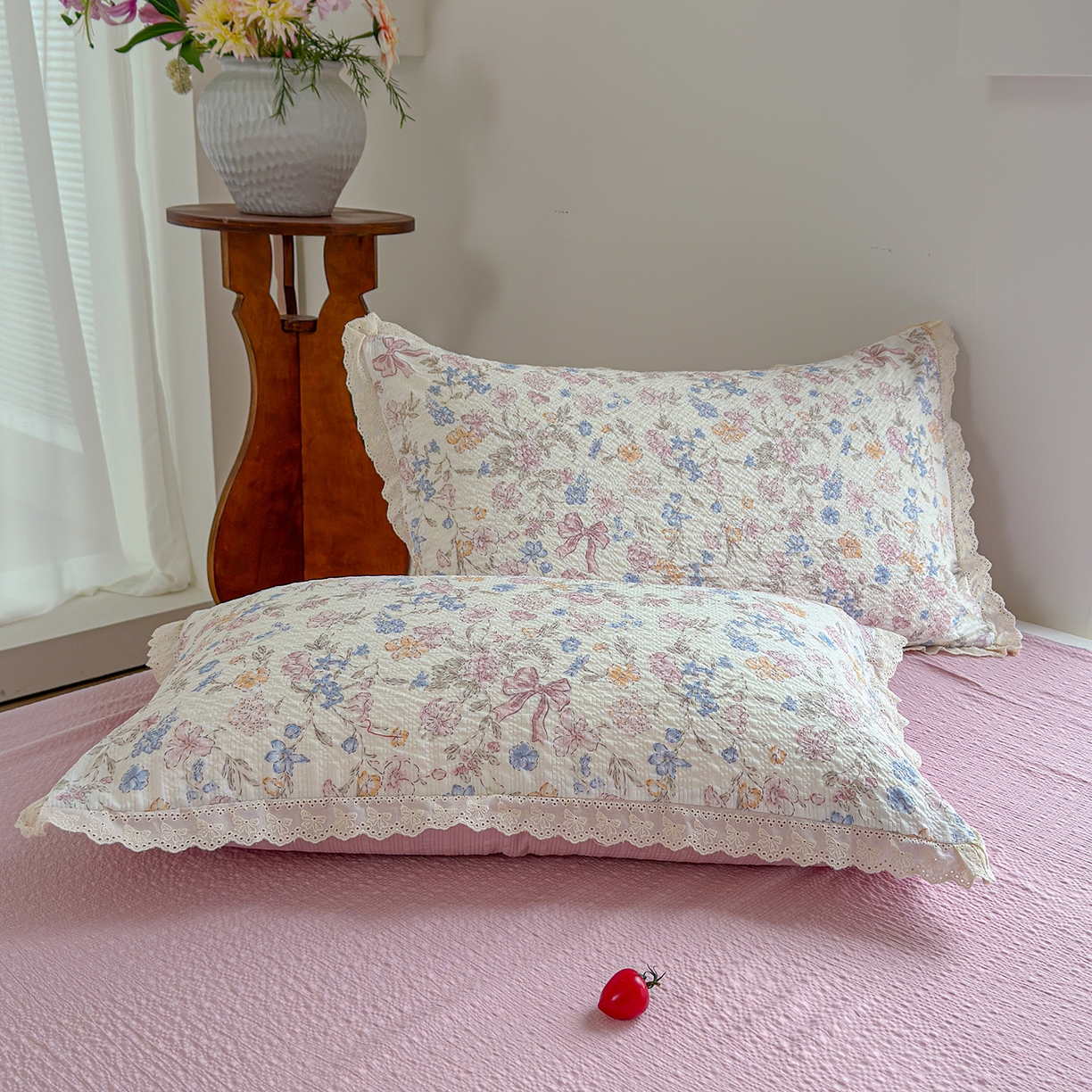 91家纺网 家纺一手货源 找家纺 竹合家纺 2026新品泡芙纱夏被四件套全棉镂空花边泡泡皱皱纱夏凉被 栀子之夏