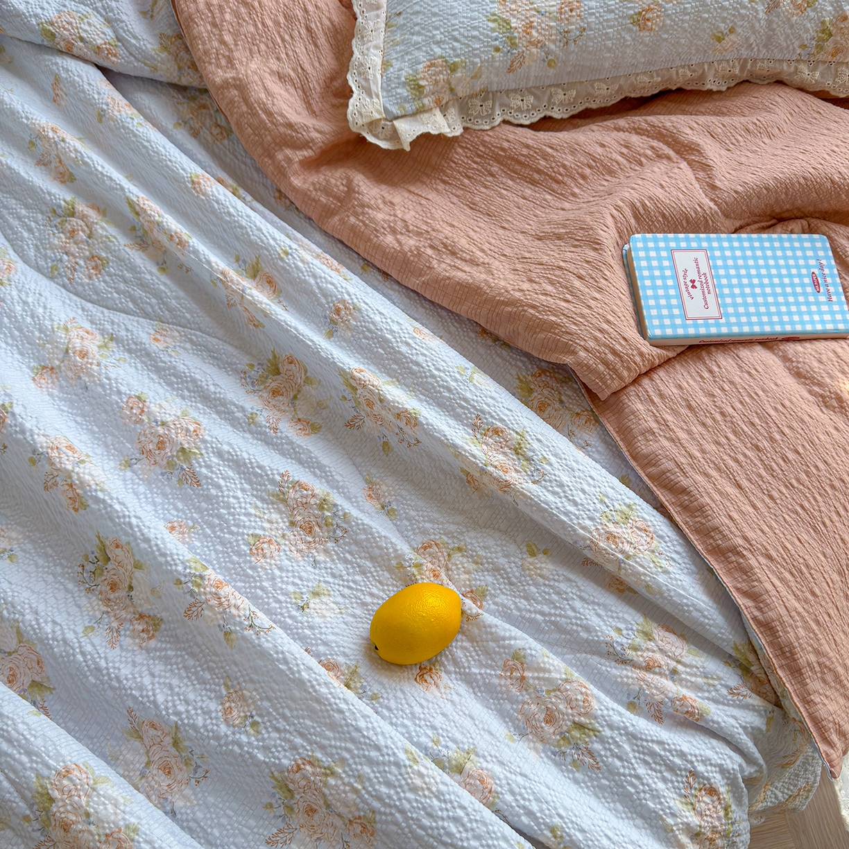 91家纺网 家纺一手货源 找家纺 竹合家纺 2026新品泡芙纱夏被四件套全棉镂空花边泡泡皱皱纱夏凉被 暮春花影